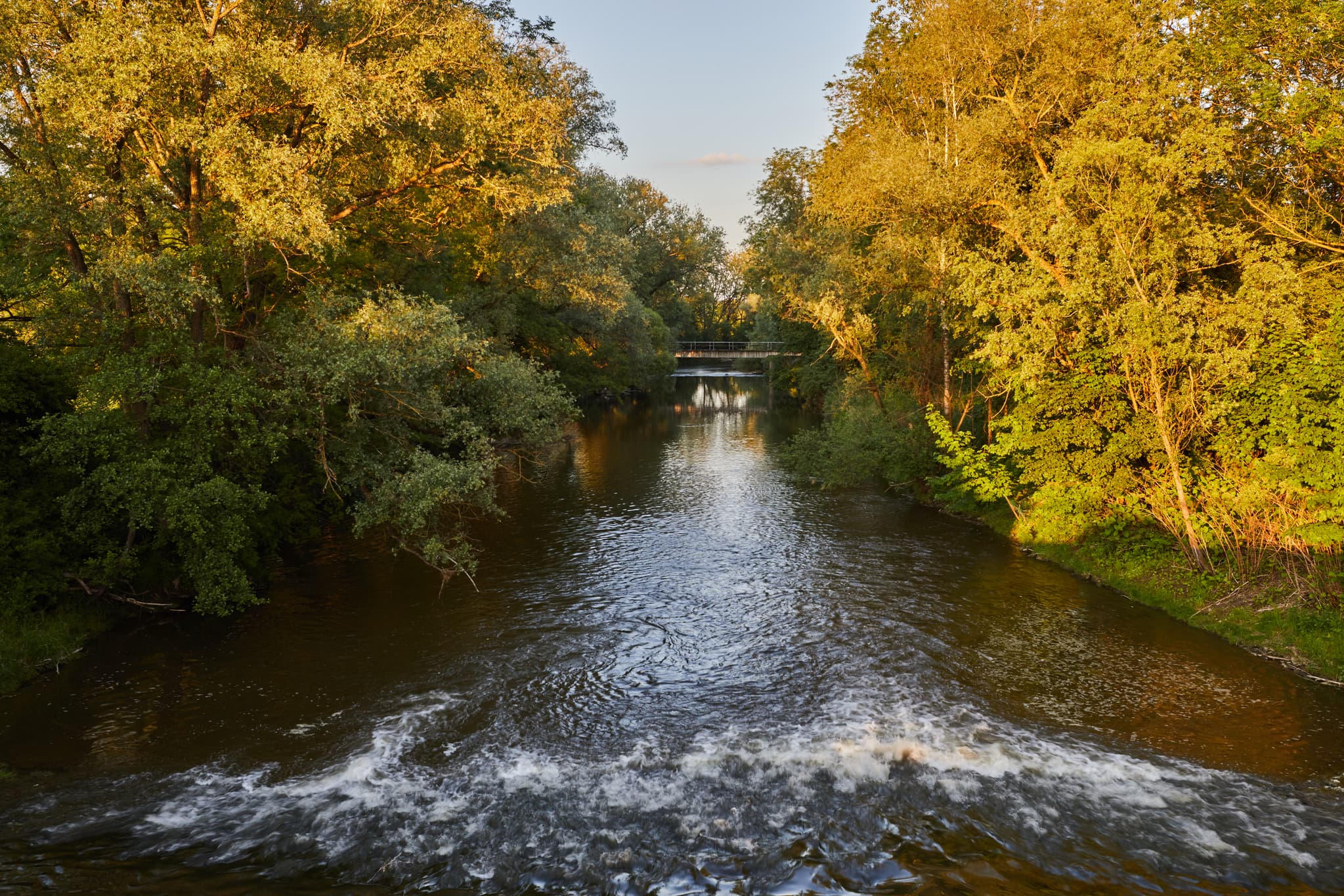 Isen Brücke Erharting, Mühldorf am Inn, Inn-Salzach - Die Isen Brücke in Erharting, Landkreis Mühldorf am Inn, Oberbayern, in der Region Inn-Salzach, Deutschland. Ein idyllisches Flussmotiv.