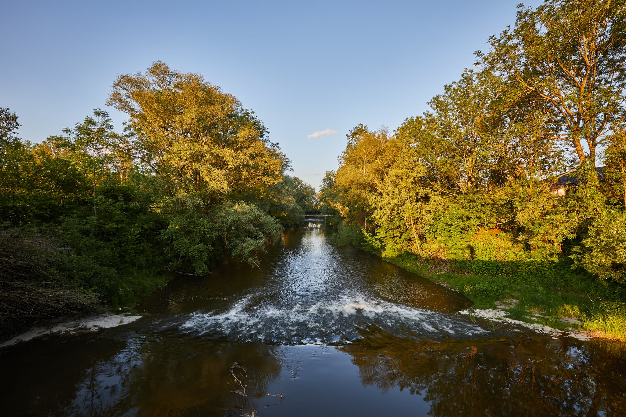Isen Brücke, Erharting, Mühldorf am Inn, Oberbayern - Panoramablick auf die Isen Brücke bei Erharting im Landkreis Mühldorf am Inn, Oberbayern. Idyllische Flusslandschaft der Region Inn-Salzach in Deutschland.