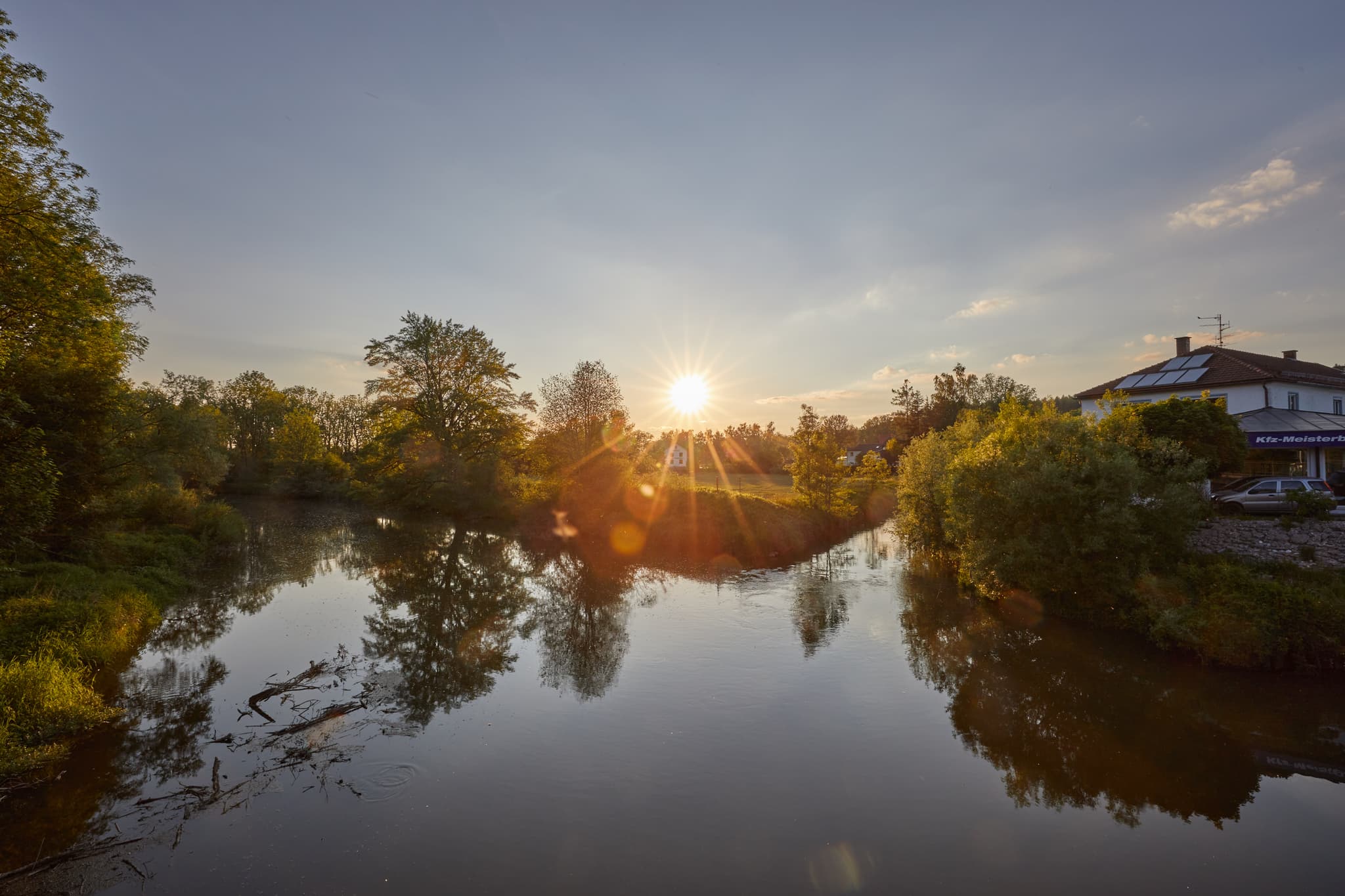 Isen und Isenkanal Brücke, Erharting, Mühldorf am Inn - Idyllische Isen und Isenkanal Brücke in Erharting, Landkreis Mühldorf am Inn. Ein malerisches Motiv aus Oberbayern, Region Inn-Salzach.