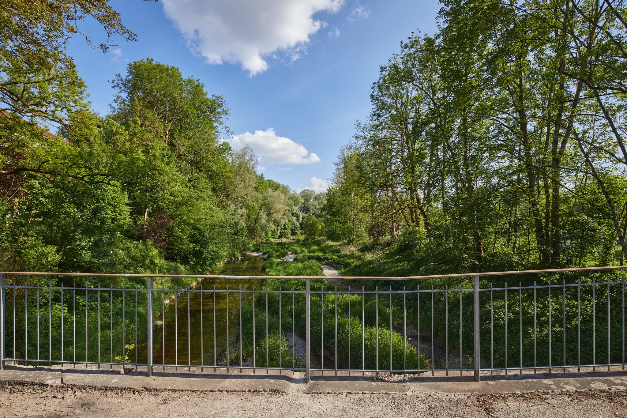 Isenbrücke Engfurt, Töging am Inn, Altötting, Oberbayern - Ansicht der Isenbrücke Engfurt in Töging am Inn, Landkreis Altötting, Oberbayern. Eine malerische Flusslandschaft der Isen in der Inn-Salzach Region