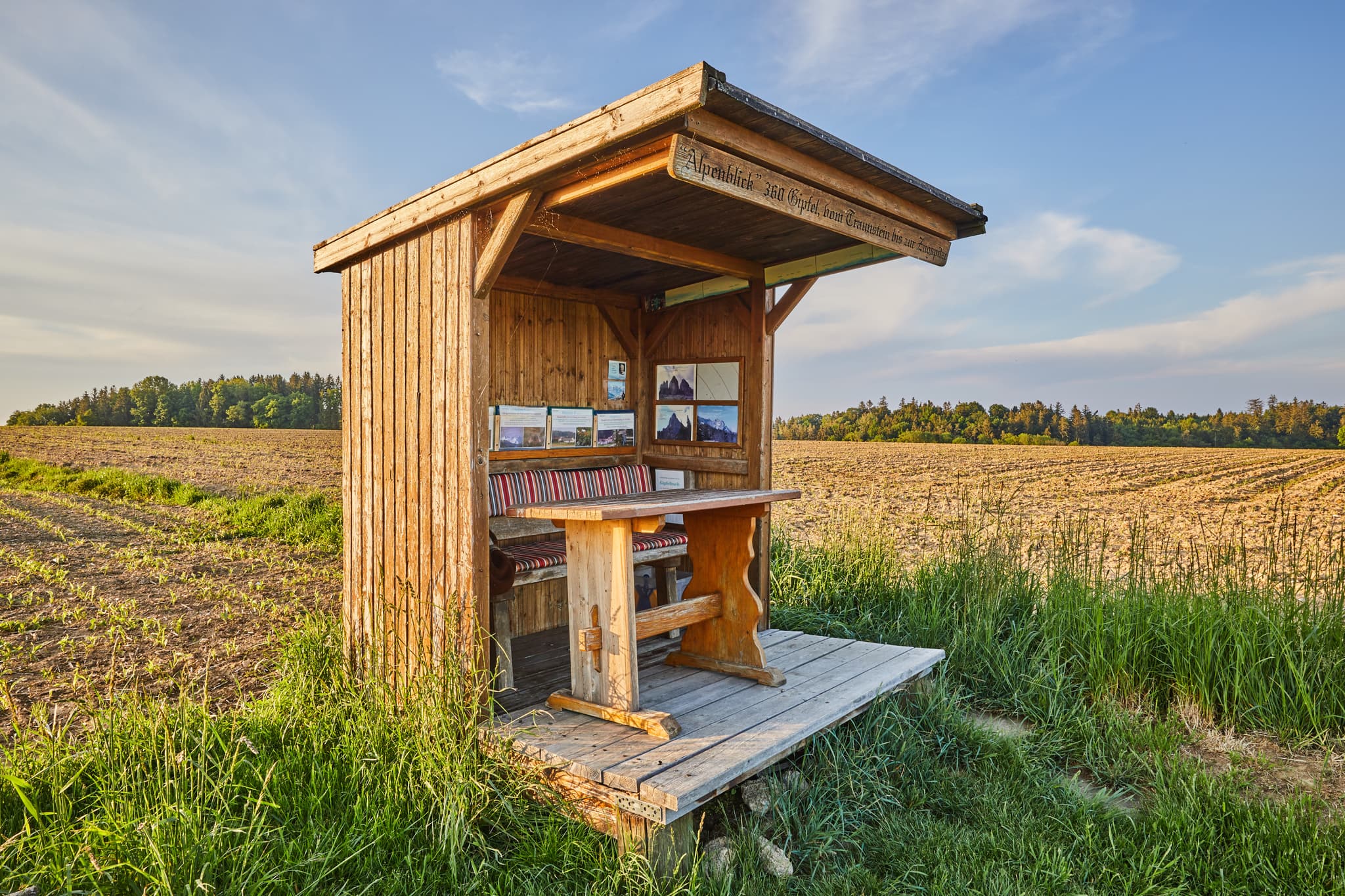 Itsching Alpenpanorama, Halsbach, Altötting, Oberbayern - Itsching Aussicht Bergpanorama in Halsbach, Landkreis Altötting, Oberbayern. Die idyllische Landschaft der Inn-Salzach Region in Deutschland.