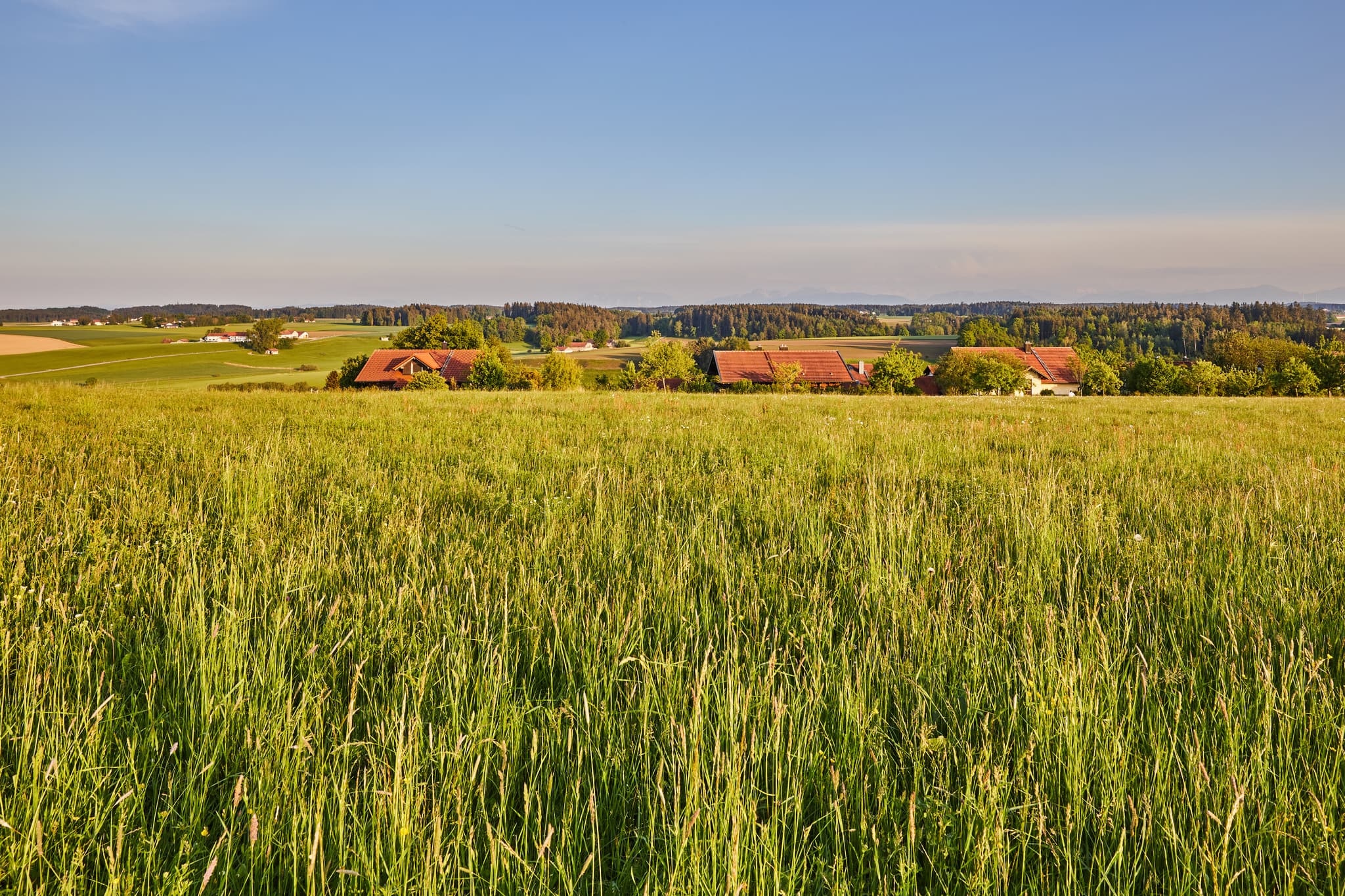 Itsching Aussicht Halsbach, Oberbayern, Inn-Salzach - Weitläufige Panoramaaussicht von Itsching bei Halsbach, Landkreis Altötting, Oberbayern, Inn-Salzach Region, Deutschland.