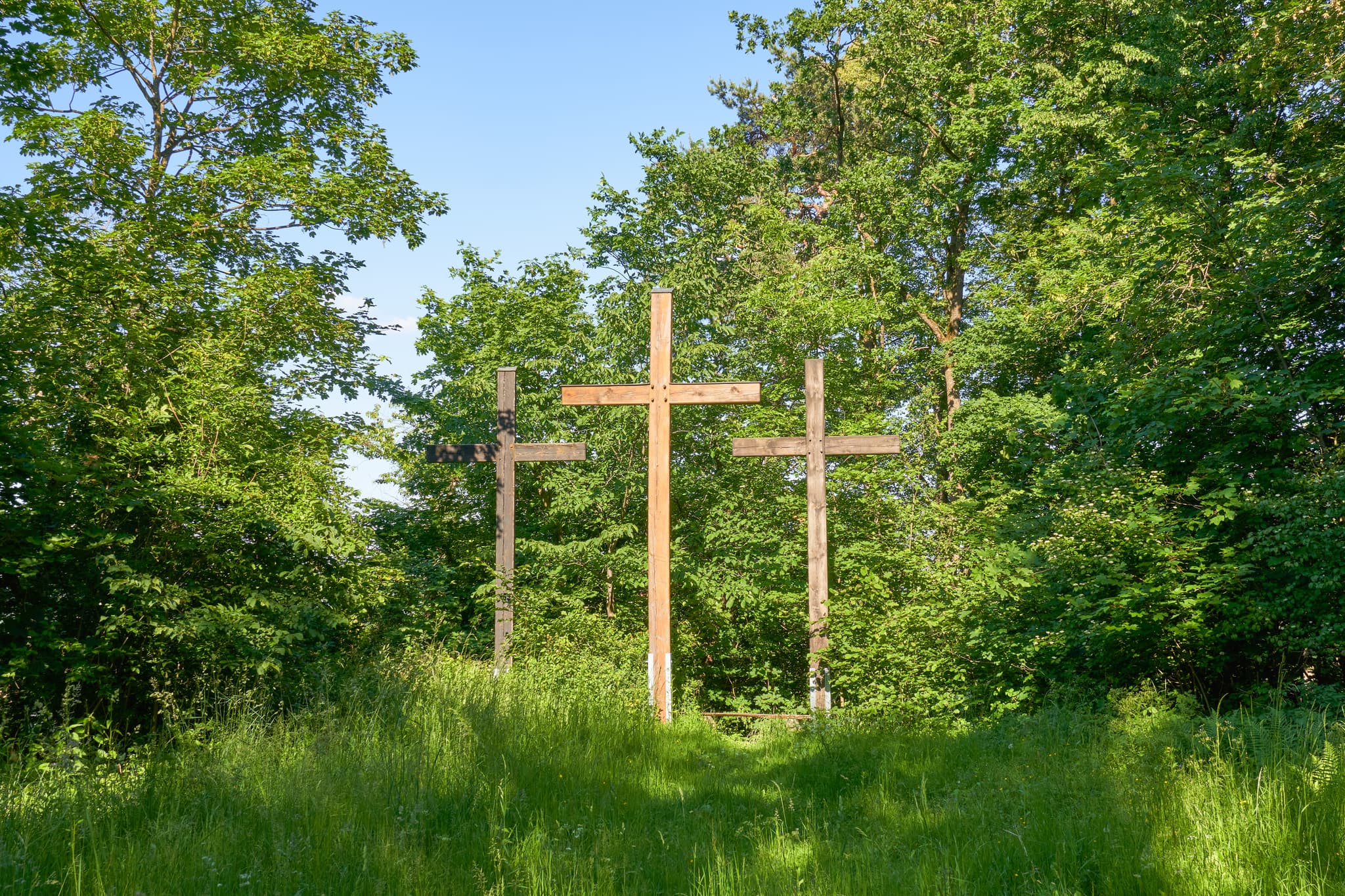 Kalvarienberg Kreuze, Neuötting, Oberbayern, Inn-Salzach - Drei Holzkreuze auf dem Kalvarienberg in Neuötting, Altötting, Oberbayern. Eingebettet in grüne Wiesen und hohe Bäume, typisch für die Region Inn-Salzach.