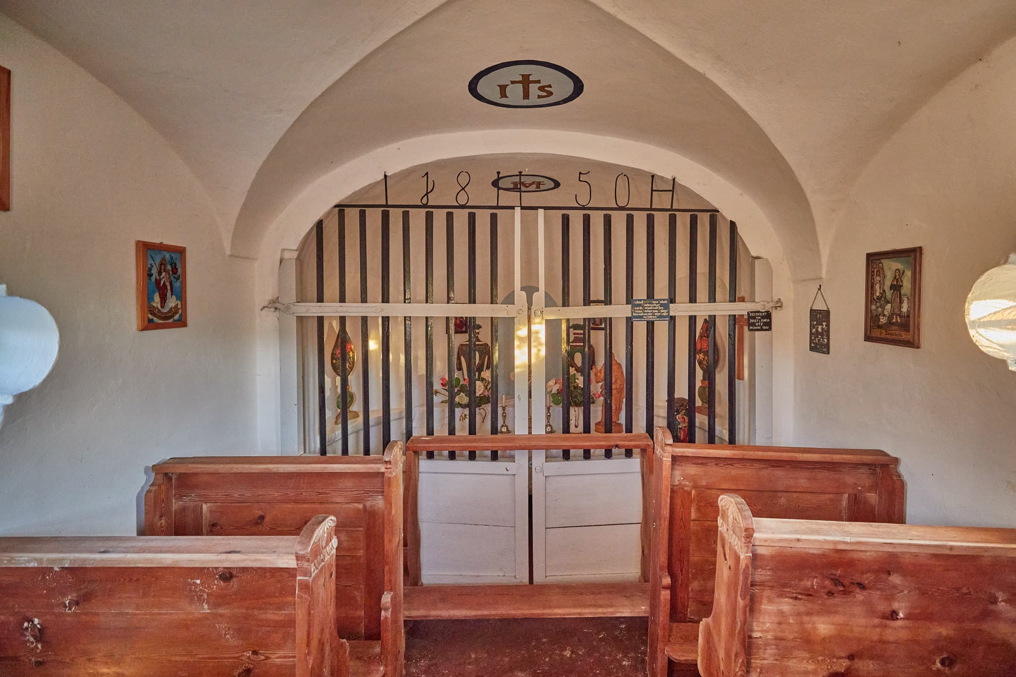 Kapelle an der Tanner Straße nach Schildthurn, Niederbayern. - Kleine Backsteinkapelle im Abendlicht in Schildthurn bei Zeilarn, Landkreis Rottal-Inn, Niederbayern, Deutschland. Umgeben von grünen Wiesen und Bäumen.