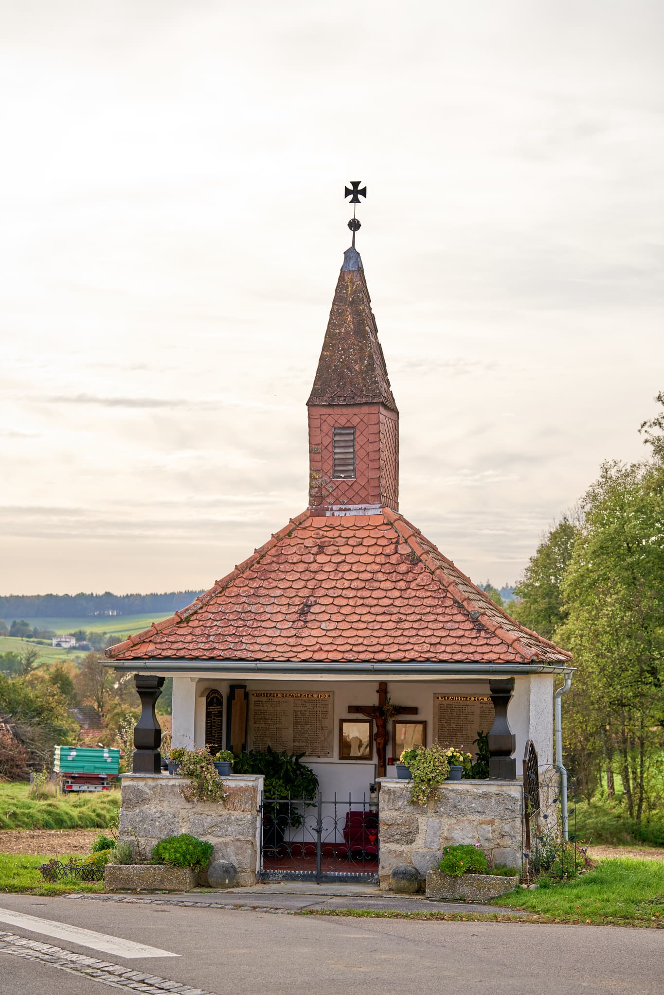 Kapelle Bildstock Weng, Bad Griesbach, Passau, Niederbayern - Kapelle & Bildstock an der Dorfstraße in Weng, Bad Griesbach im Landkreis Passau, Niederbayern. Charmantes Kulturdenkmal im Bayerischen Wald, Deutschland.
