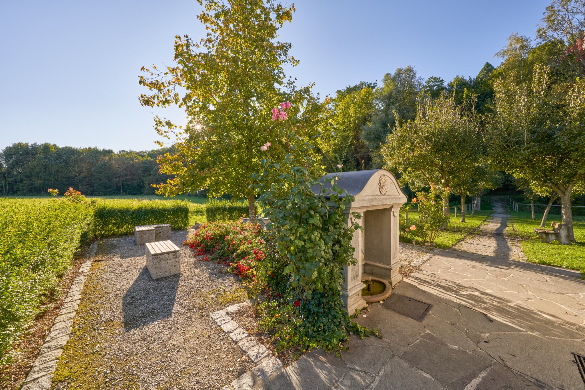Kapelle, Ecksberg Altmühldorf Kronwidl, Mühldorf am Inn - Kapelle in Ecksberg Altmühldorf Kronwidl. Idyllische Parkanlage mit Bänken, Bäumen und Feldern. Landkreis Mühldorf am Inn, Oberbayern, Deutschland, Inn-Salzach.