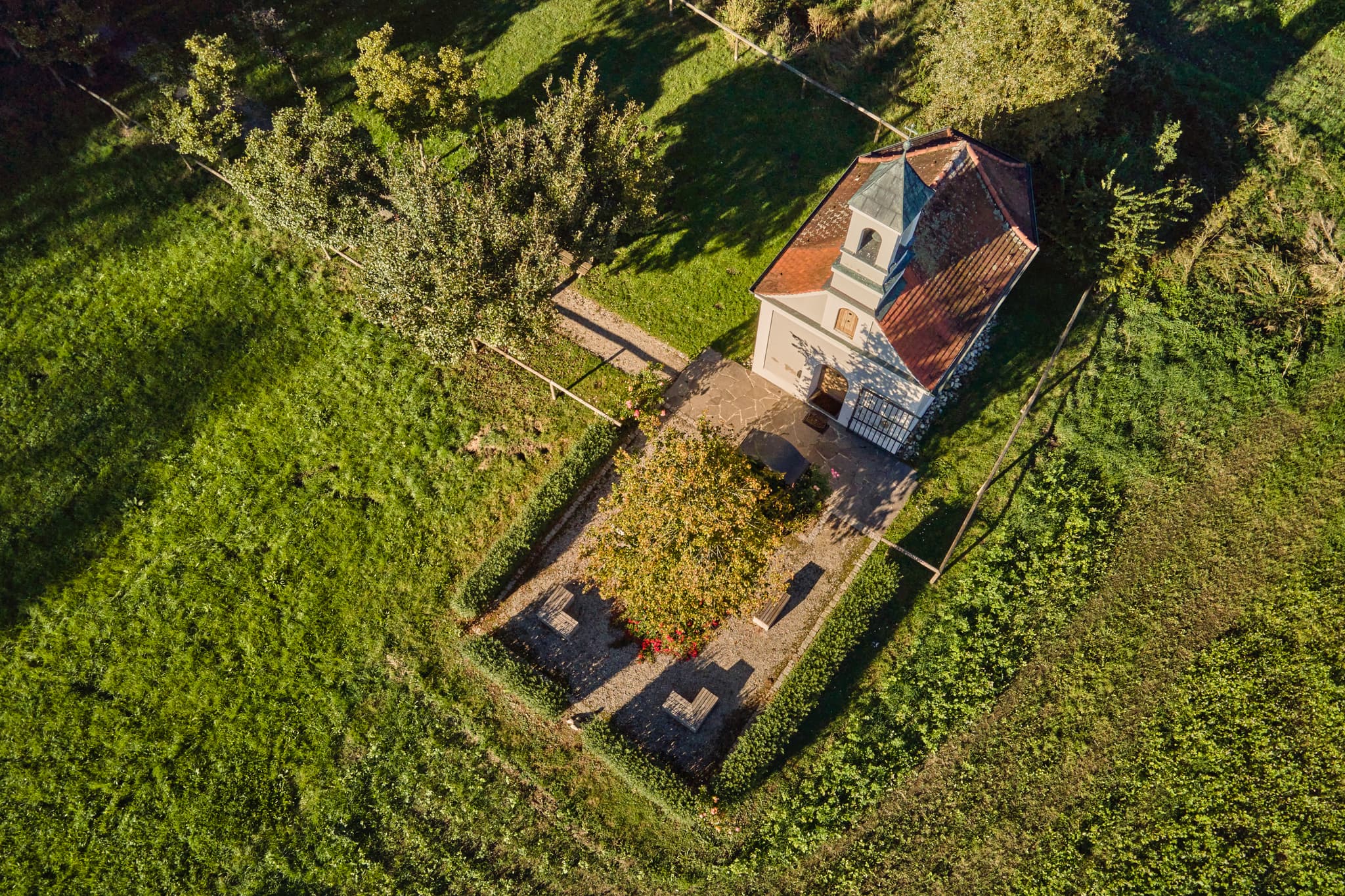 Kapelle Ecksberg Altmühldorf, Kronwidl, Mühldorf am Inn - Luftaufnahme der Kapelle in Ecksberg Altmühldorf Kronwidl, Mühldorf am Inn, Oberbayern. Umgeben von grünen Wiesen und Bäumen, ein friedlicher Anblick.