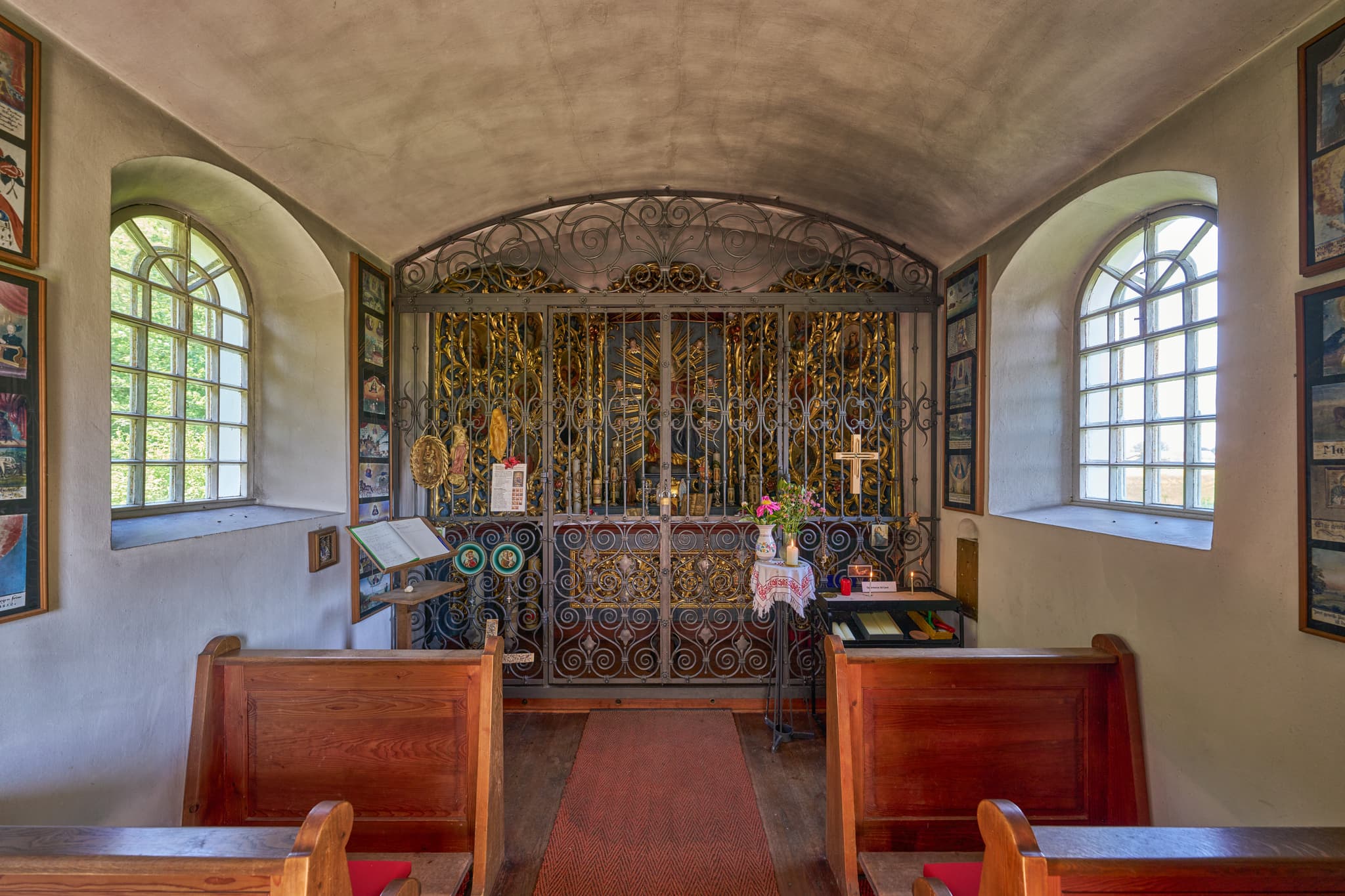 Kapelle Ecksberg Altmühldorf Kronwidl, Oberbayern - Kapelle Ecksberg Altmühldorf Kronwidl, Mühldorf am Inn, Oberbayern, Inn-Salzach, Deutschland. Innenraum mit Holzbänken, Gitter, Fenstern.