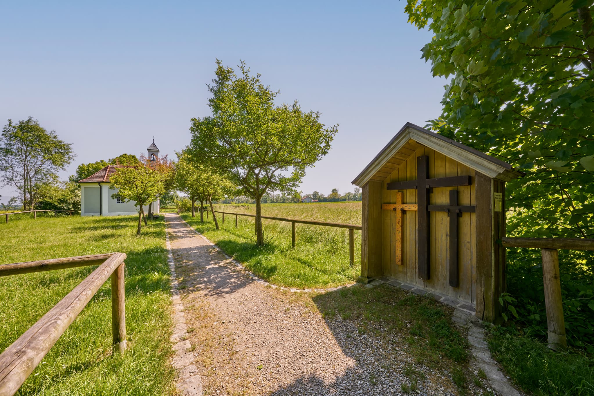Kapelle Ecksberg Altmühldorf, Oberbayern, Inn-Salzach - Kapelle in Ecksberg Altmühldorf, Mühldorf am Inn, Oberbayern, Deutschland. Ein Pfad durch Wiesen führt zum Bauwerk mit Wegkreuz. Idylle der Inn-Salzach Region.
