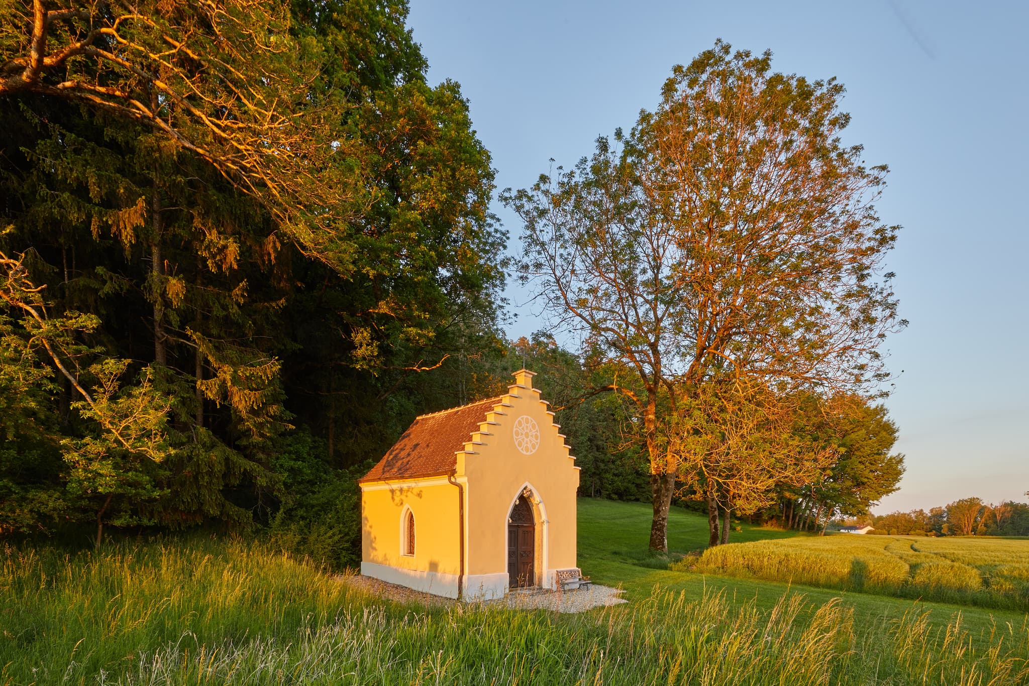 Kapelle Erharting, Mühldorf am Inn, Oberbayern, Inn-Salzach - Malerische Kapelle zwischen Erharting und Schoßbach im Landkreis Mühldorf am Inn, Oberbayern. Eine schöne Sehenswürdigkeit der Region Inn-Salzach, Deutschland.