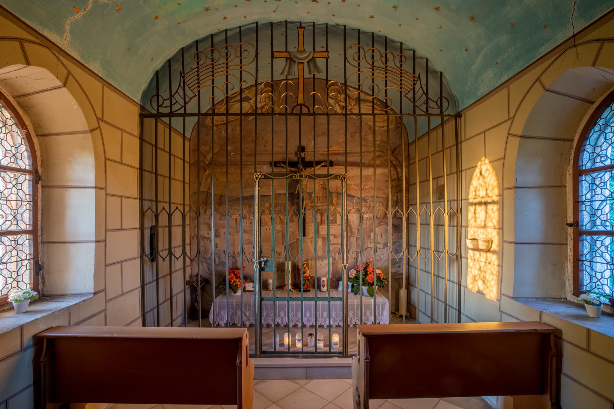 Kapelle Erharting, Mühldorf am Inn, Oberbayern, Inn-Salzach - Idyllische Kapelle zwischen Erharting und Schoßbach im Landkreis Mühldorf am Inn, Oberbayern, Region Inn-Salzach, Deutschland. Ein friedvoller Ort.