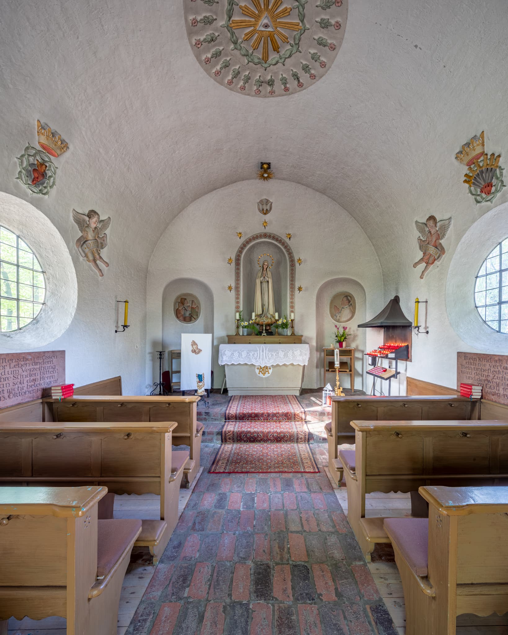Kapelle Innen mit Altar, Margarethenberg, Hirten, Altötting - Kapelle Margarethenberg in Burgkirchen, Altötting, Oberbayern, Inn-Salzach, Deutschland. Die Kapelle zeigt einen Altar mit Madonna, Bänke und Fresken.