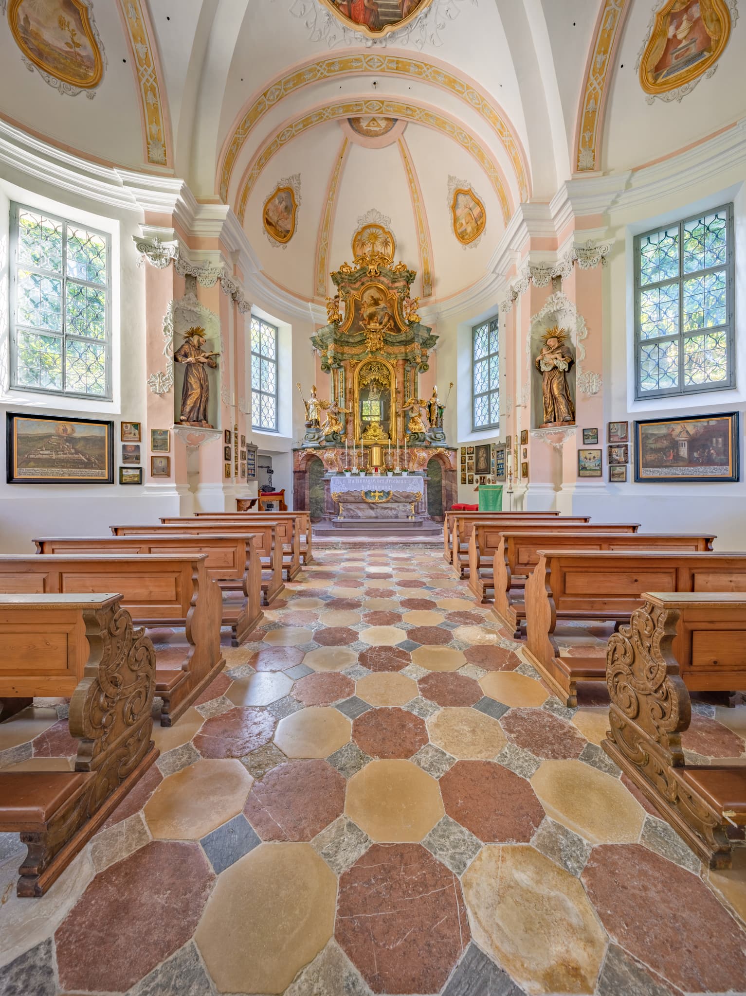 Kapelle Maria Brunn, Ponlach, Tittmoning, Traunstein - innenansicht der Kapelle Maria Brunn in Ponlach, Tittmoning. Das Bild zeigt den Altar, Kirchenbänke und Fenster. Landkreis Traunstein, Oberbayern, Chiemgau.