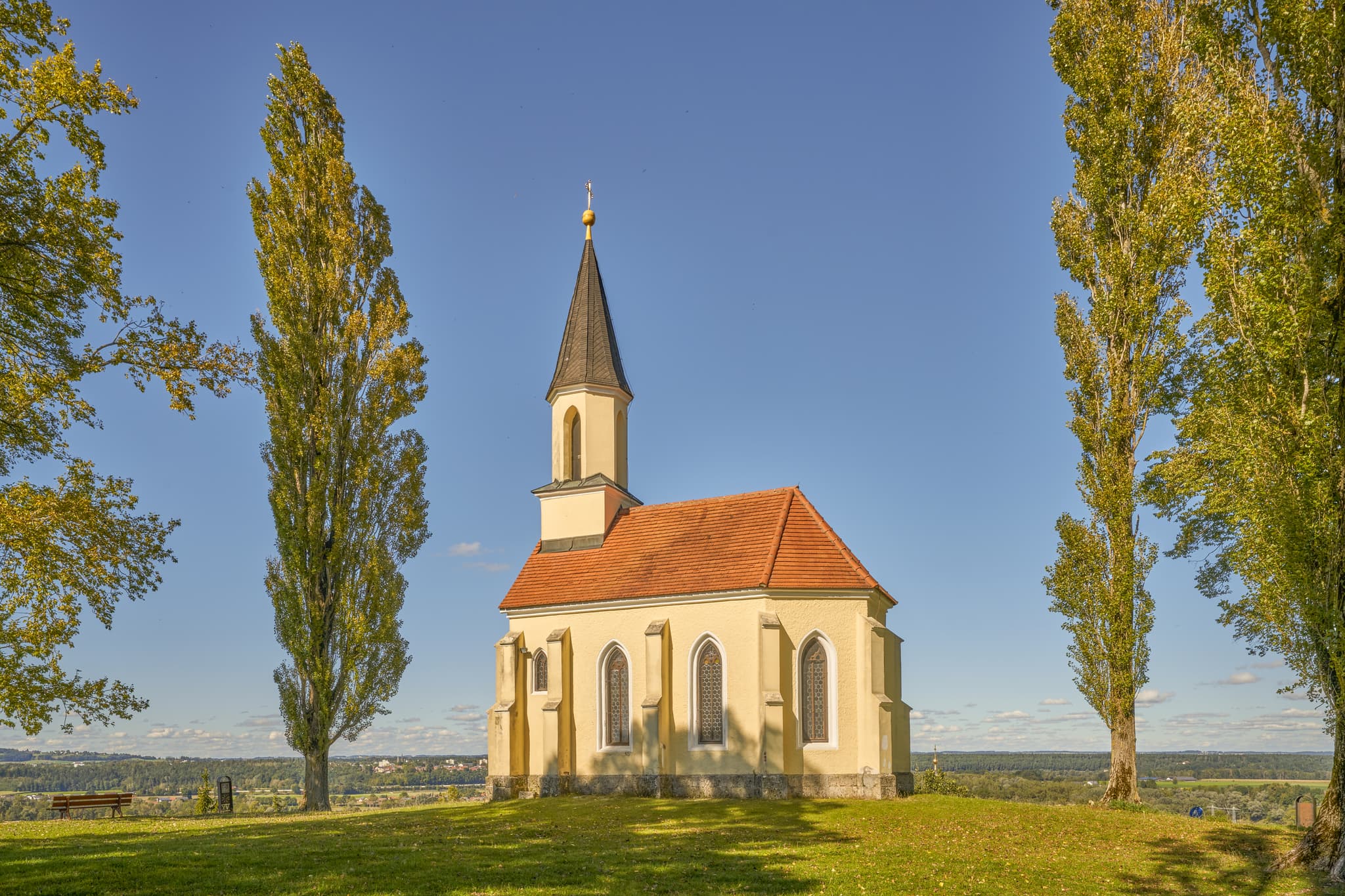 Kapelle St. Georg, Schlossberg, Mühldorf a. Inn, Oberbayern - Die Kapelle St. Georg auf dem Schlossberg in Kraiburg am Inn im Landkreis Mühldorf am Inn, Oberbayern, Deutschland. Weiter Blick über die Inn-Salzach Region.
