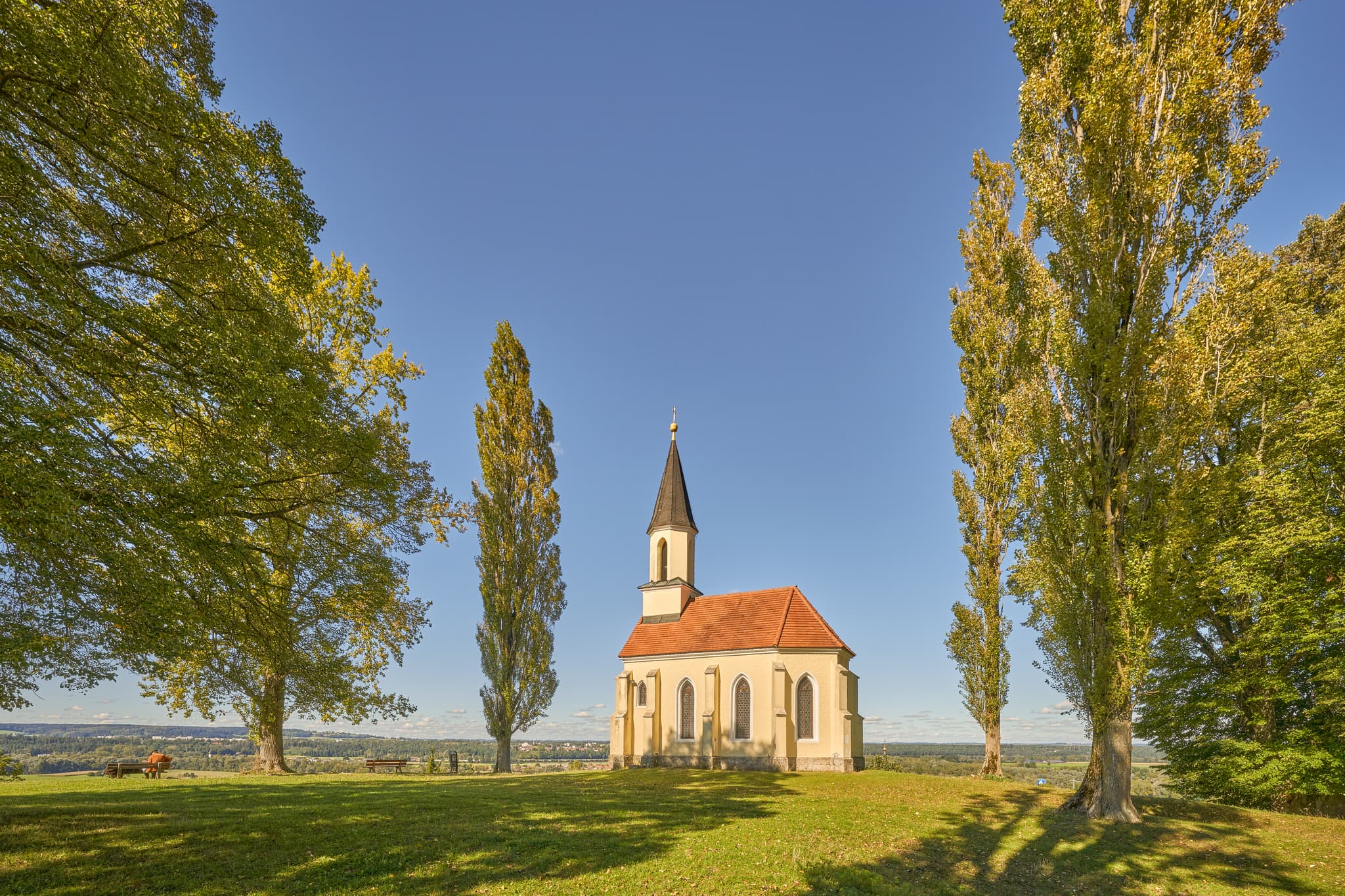 Kapelle St. Georg, Schlossberg, Mühldorf am Inn - Die Kapelle St. Georg auf dem Schlossberg in Kraiburg am Inn, Landkreis Mühldorf am Inn, Oberbayern, Deutschland, prägt die Landschaft der Inn-Salzach Region.