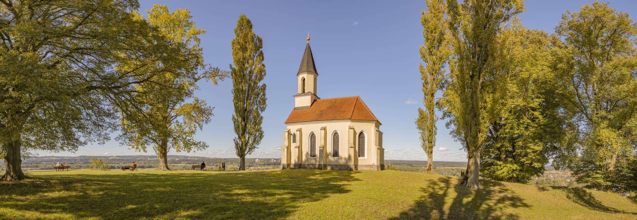 Kapelle St. Georg, Schlossberg, Mühldorf am Inn, Oberbayern - Kapelle St. Georg in Schlossberg, Kraiburg, Mühldorf am Inn, Oberbayern, Inn-Salzach, Deutschland. Das Bauwerk steht auf einem Hügel, umgeben von Bäumen.