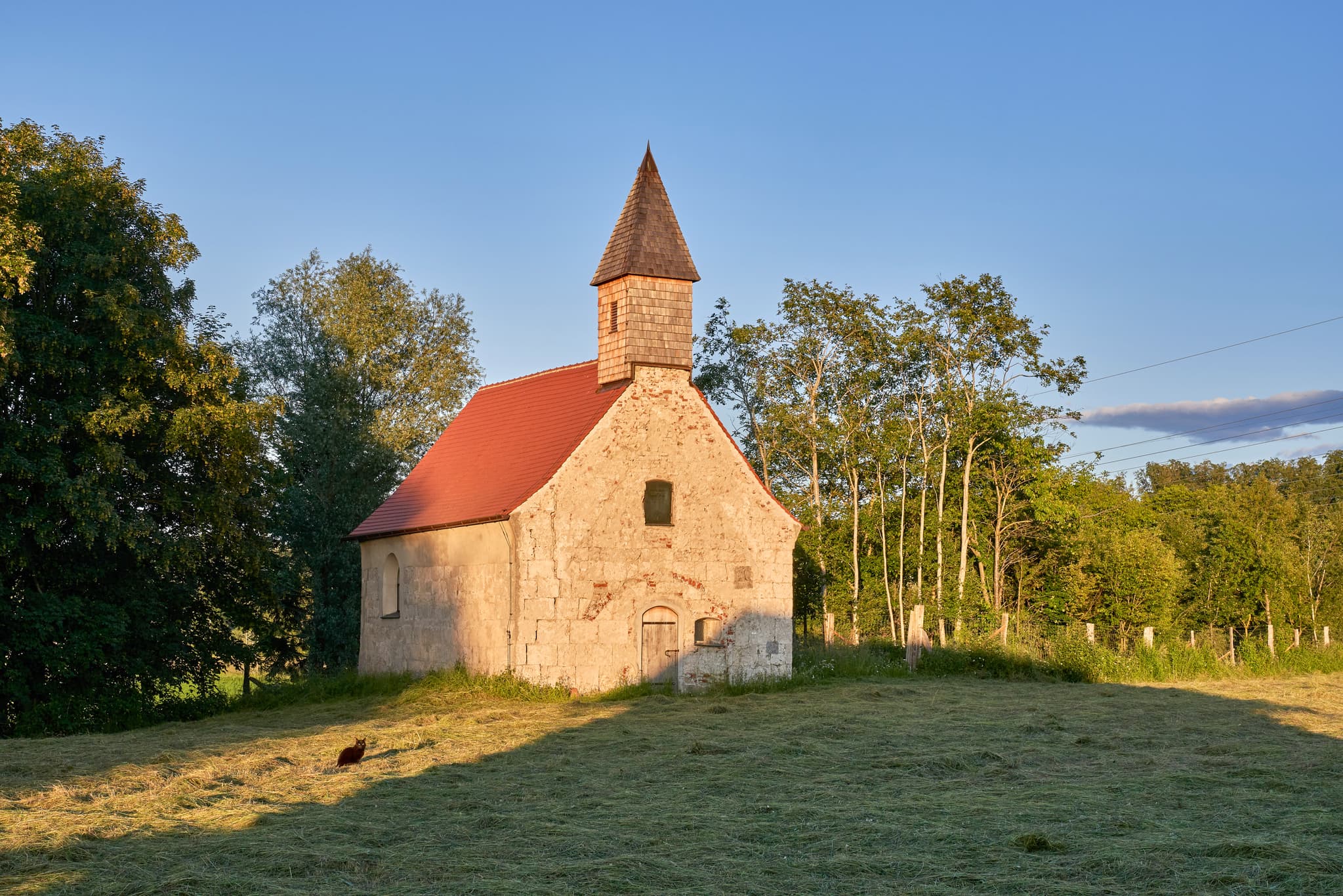 Kapelle St. Petrus und Paulus, Mitterhausen, Altötting - Die Kapelle St. Petrus und Paulus in Mitterhausen, Altötting, Oberbayern, Inn-Salzach, Deutschland, ist eine kleine, historische Kirche in ländlicher Umgebung.