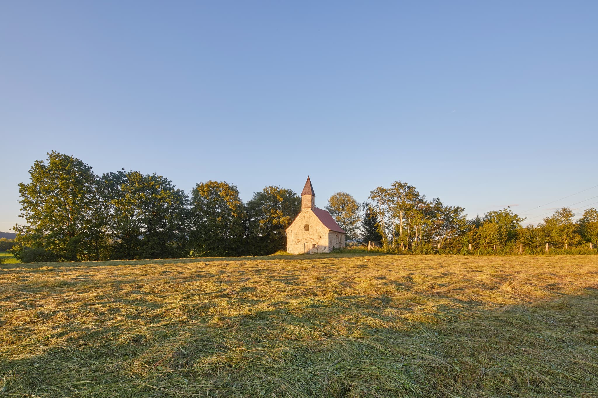 Kapelle St. Petrus und Paulus, Mitterhausen, Altötting - Die Kapelle St. Petrus und Paulus in Mitterhausen, Altötting, Oberbayern, Inn-Salzach, Deutschland, ist eine kleine, historische Kirche in ländlicher Umgebung.