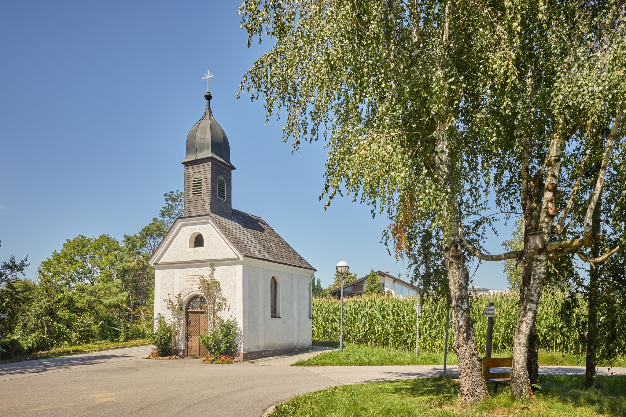 Kapelle, St. Radegund, Braunau am Inn, Oberösterreich - Kapelle in St. Radegund, Oberösterreich, im ländlichen Innviertel. Das Gotteshaus steht umgeben von Bäumen und Maisfeldern im Bezirk Braunau am Inn, Österreich.