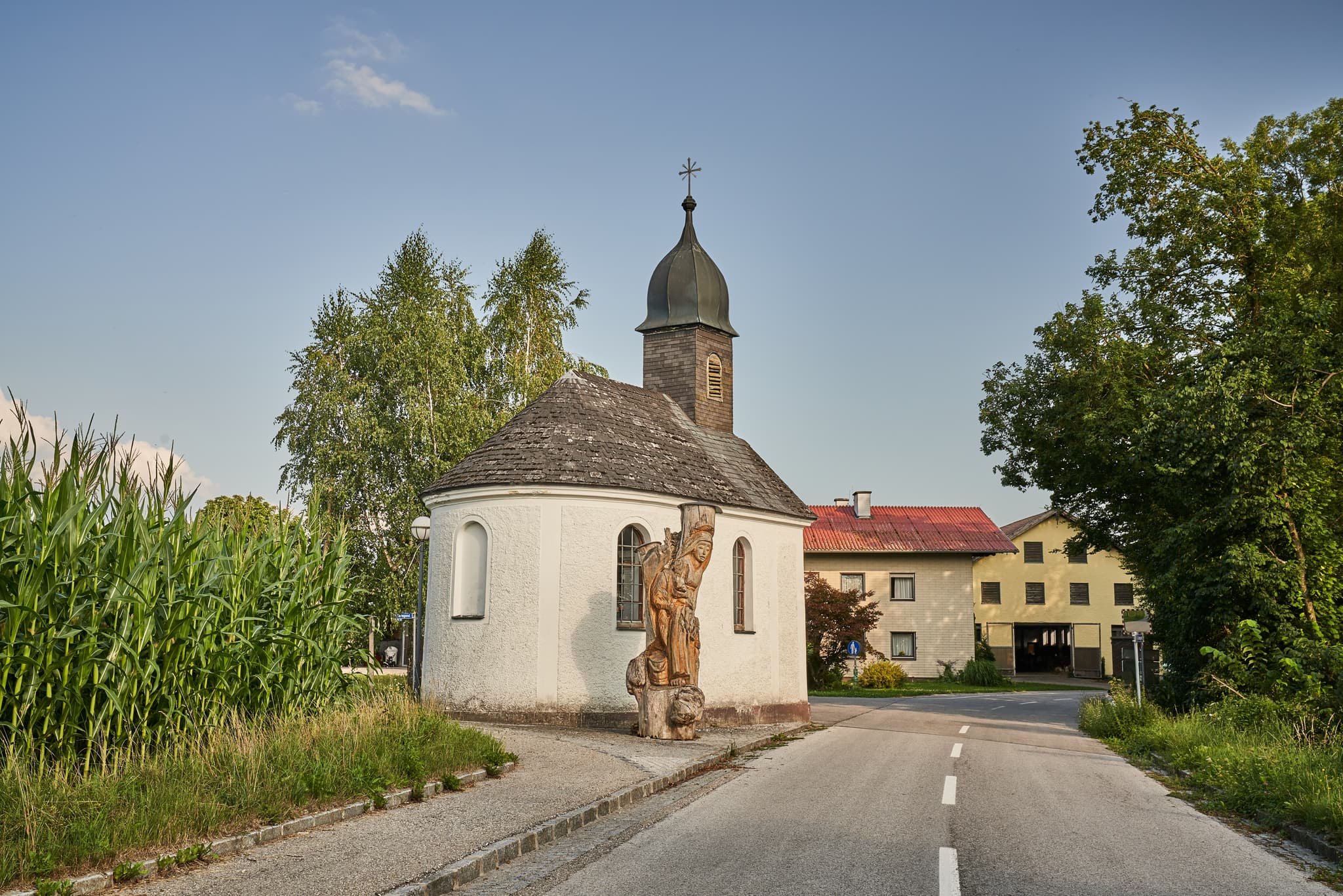Kapelle, St. Radegund, Braunau am Inn, Oberösterreich - Kapelle in St. Radegund, Oberösterreich, im ländlichen Innviertel. Das Gotteshaus steht umgeben von Bäumen und Maisfeldern im Bezirk Braunau am Inn, Österreich.