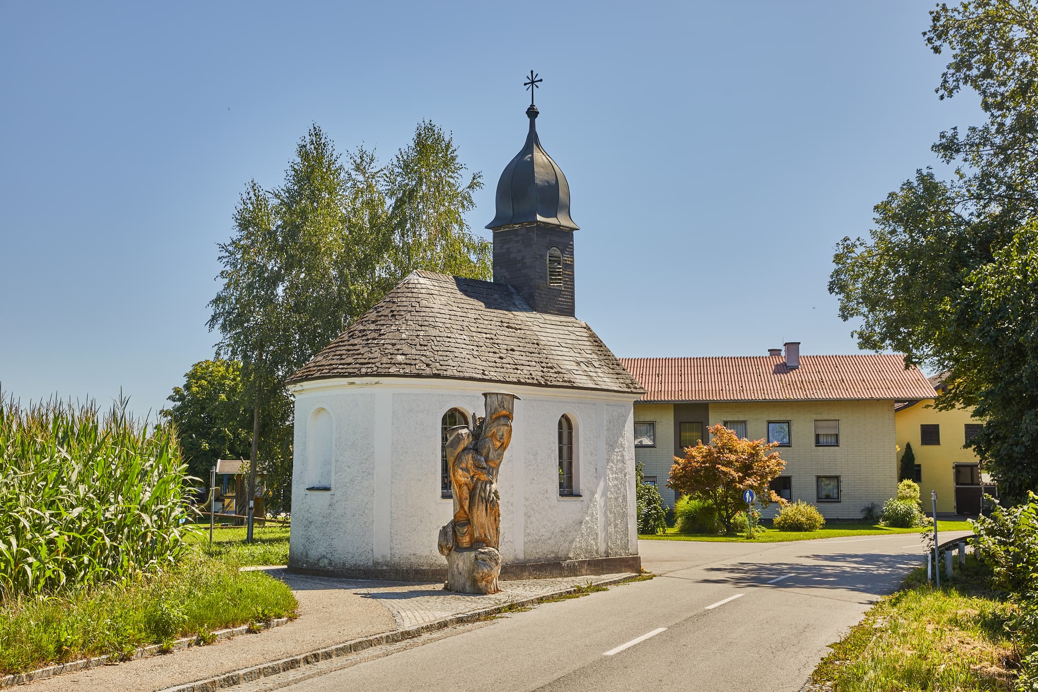 Kapelle, St. Radegund, Braunau am Inn, Oberösterreich - Kapelle in St. Radegund, Oberösterreich, im ländlichen Innviertel. Das Gotteshaus steht umgeben von Bäumen und Maisfeldern im Bezirk Braunau am Inn, Österreich.