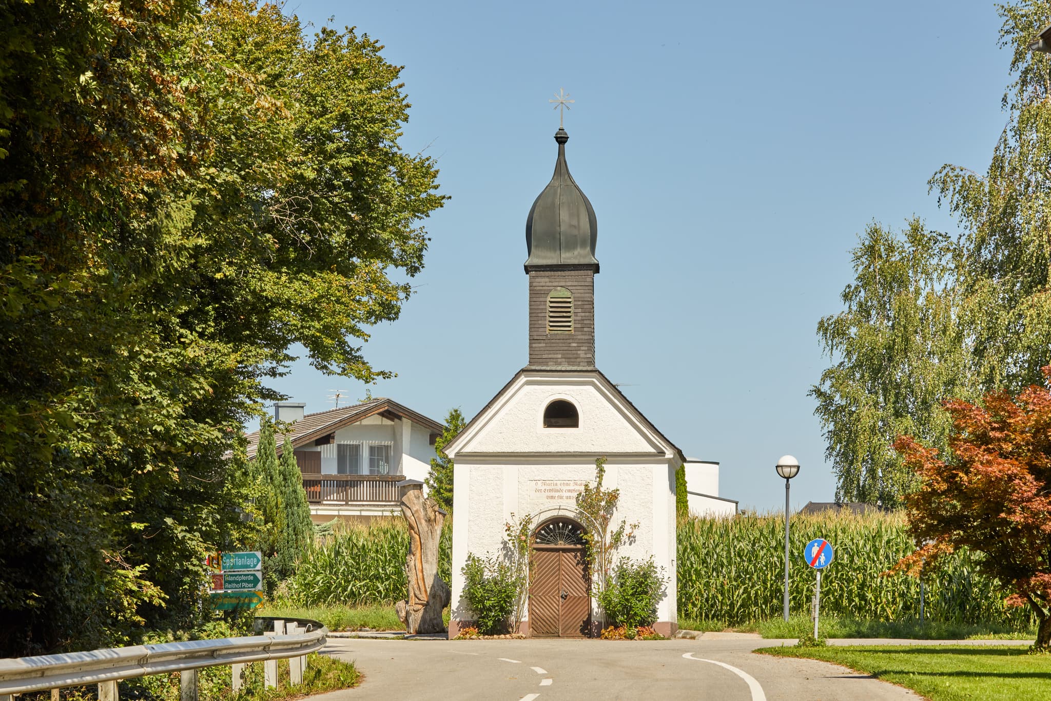 Kapelle, St. Radegund, Braunau am Inn, Oberösterreich - Kapelle in St. Radegund, Oberösterreich, im ländlichen Innviertel. Das Gotteshaus steht umgeben von Bäumen und Maisfeldern im Bezirk Braunau am Inn, Österreich.