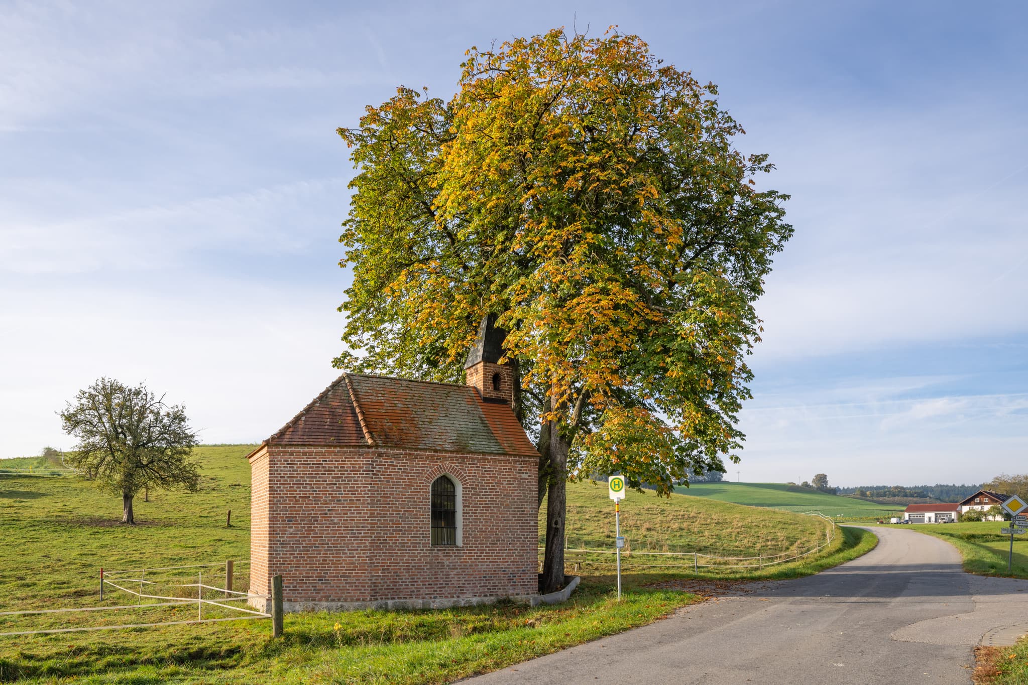 Kapelle Steina, Rottal-Inn, Niederbayern, Bäderdreieck - Idyllische Kapelle in Steina, Bad Birnbach, Rottal-Inn, Niederbayern. Das kleine Backsteingebäude mit hohem Baum prägt die Landschaft umgeben von Feldern.