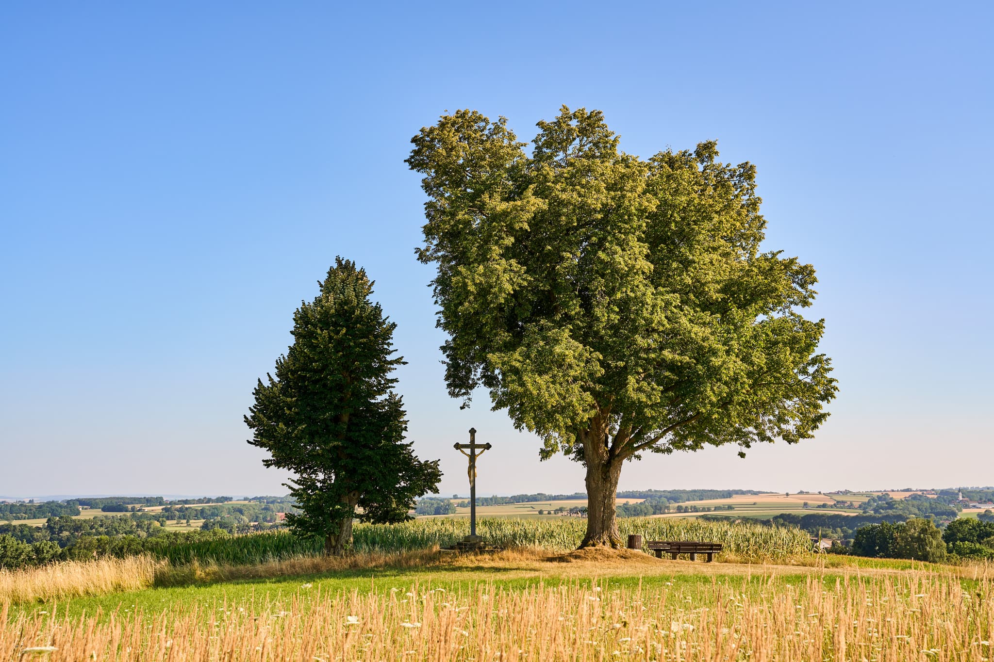 Karpfham Aussichtspunkt, Bad Griesbach, Passau, Niederbayern - Idyllischer Karpfham Aussichtspunkt mit Kreuz in Bad Griesbach, Landkreis Passau, Niederbayern, Deutschland. Einladende Landschaft.