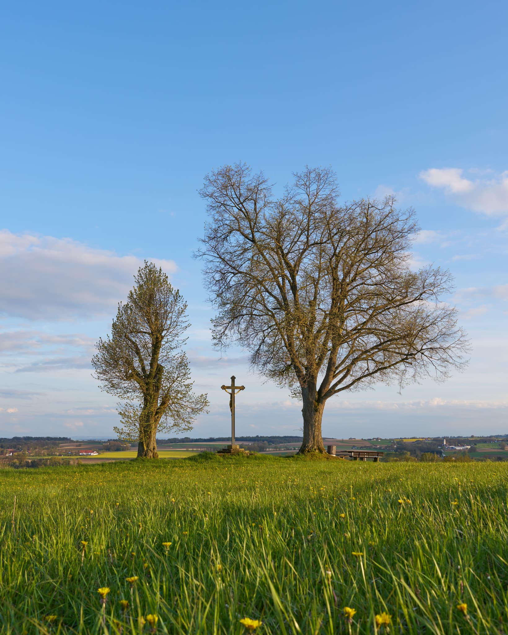 Karpfham Feldkreuz, Bad Griesbach, Passau, Niederbayern - Feldkreuz am Aussichtspunkt Karpfham in Bad Griesbach, Landkreis Passau, Niederbayern, Deutschland. Genießen Sie den weiten Blick über die schöne Region.