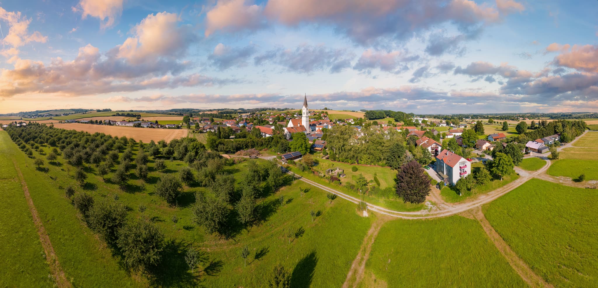 Karpfham Luftbild Bad Griesbach, Passau, Bäderdreieck - Spektakuläres Luftbild von Karpfham bei Bad Griesbach im Bäderdreieck, Landkreis Passau, Niederbayern, Deutschland. Idyllische Landschaft mit Kirche.