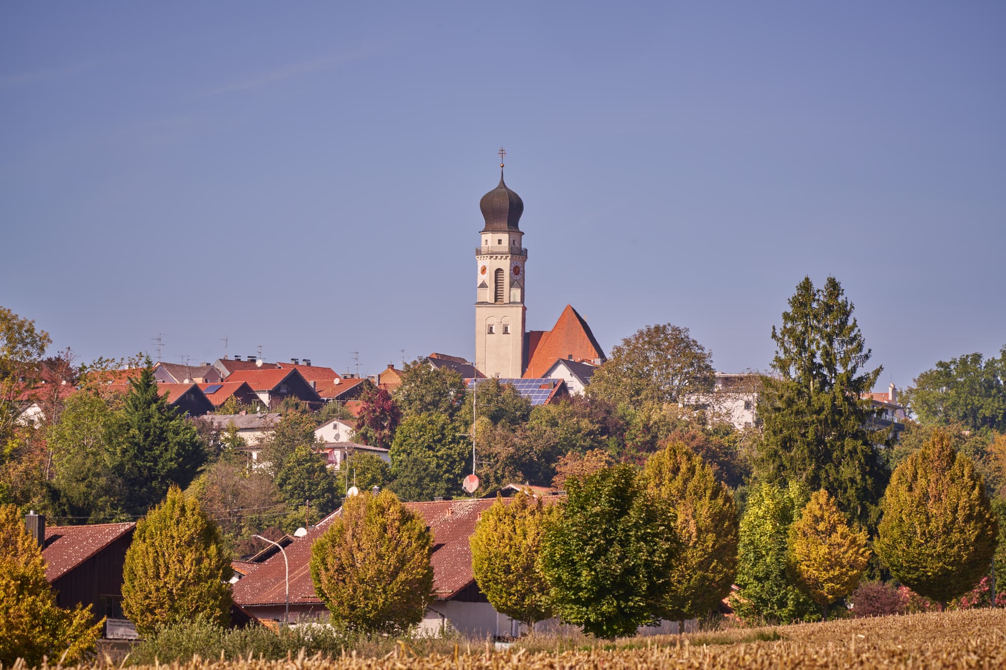 Katzham Stadtansicht, Bad Griesbach, Passau, Niederbayern - Die Stadtpfarrkirche in Bad Griesbach höhe Katzham, Landkreis Passau, Niederbayern. Im Herzen des Bäderdreiecks gelegen, ein idyllisches Motiv.