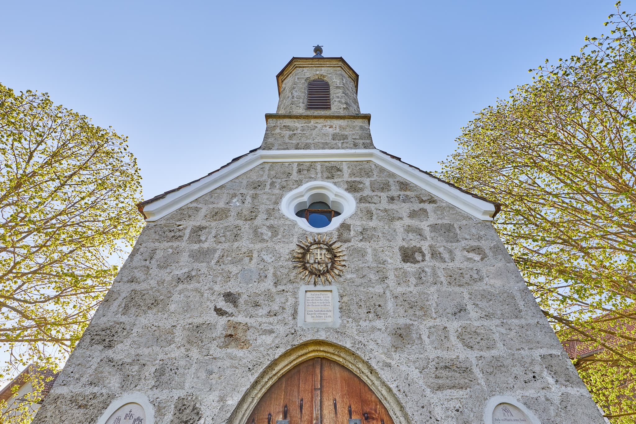 Kemerting Kapelle, Haiming, Landkreis Altötting, Oberbayern - Die Kemerting Kapelle in Haiming, Landkreis Altötting, Oberbayern. Besuchen Sie diese Sehenswürdigkeit in ruhiger, ländlicher Umgebung.