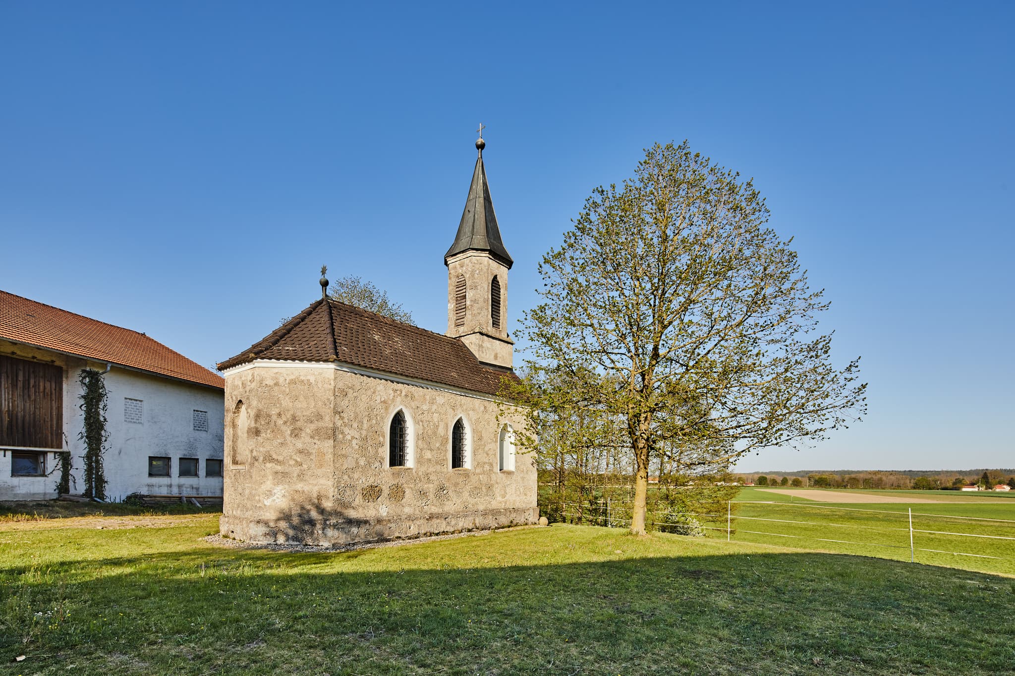 Kemerting Kapelle, Haiming, Landkreis Altötting, Oberbayern - Die Kemerting Kapelle in Haiming, Landkreis Altötting, Oberbayern. Ein Kleinod inmitten grüner Landschaften.