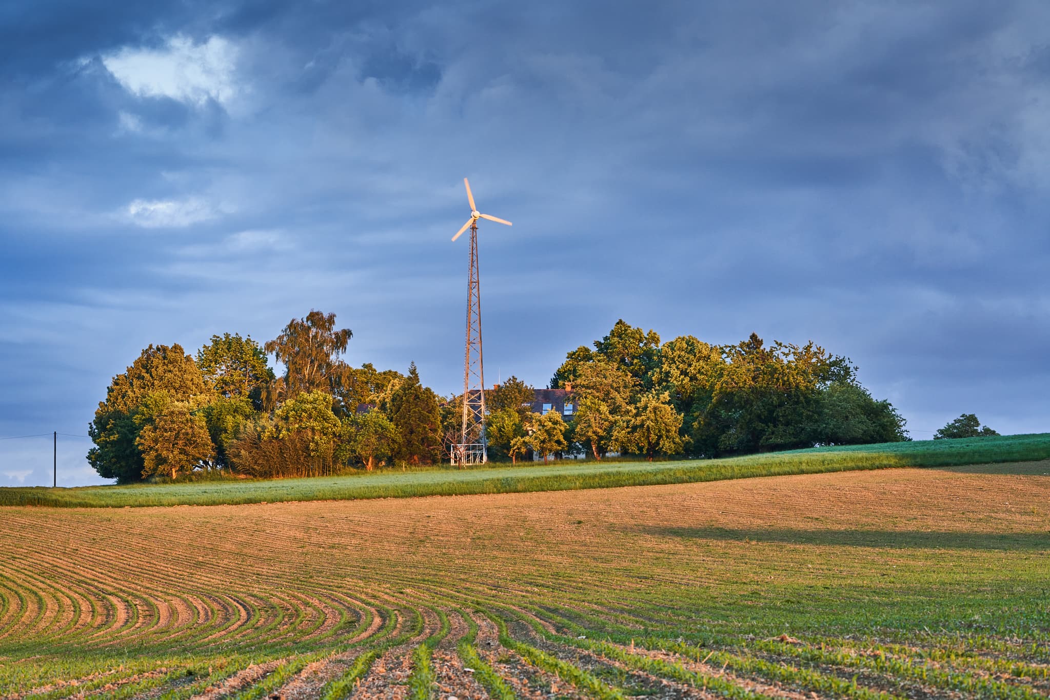 Kienberg Windrad, Reischach, Landkreis Altötting, Oberbayern - Windrad auf dem Land in Kienberg bei Reischach, Landkreis Altötting, in der Region Inn-Salzach, Holzland, Oberbayern, Deutschland.