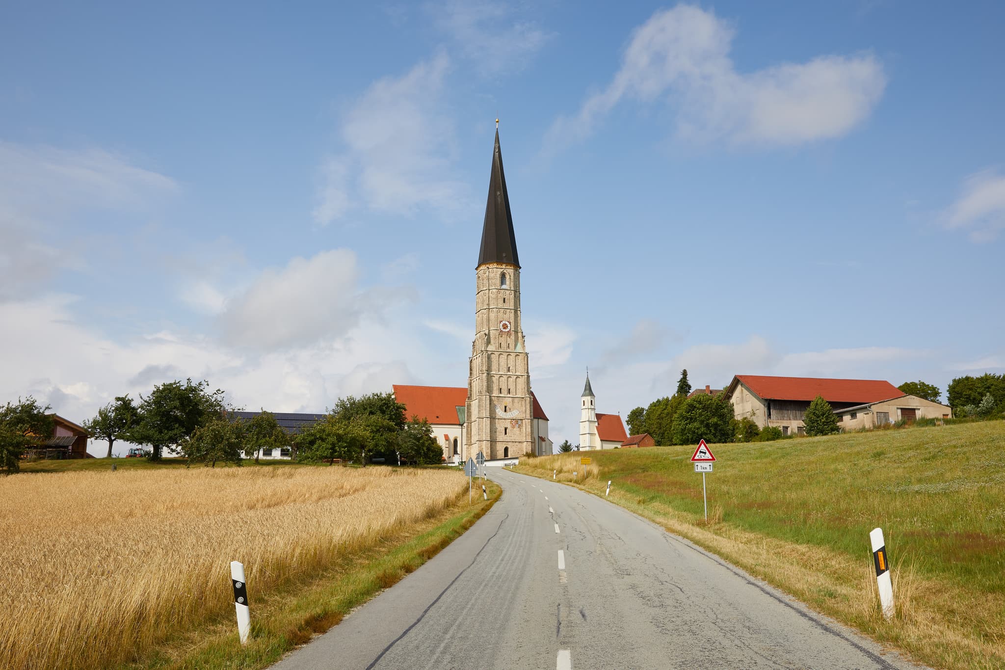 Kirche Außen Schildthurn, Zeilarn, Rottal-Inn, Niederbayern - Idyllische Landschaft mit Kirche in Schildthurn, Zeilarn, Rottal-Inn, Niederbayern. Markante Kirche wie wir sie als Autofahrer zu sehen bekommen.
