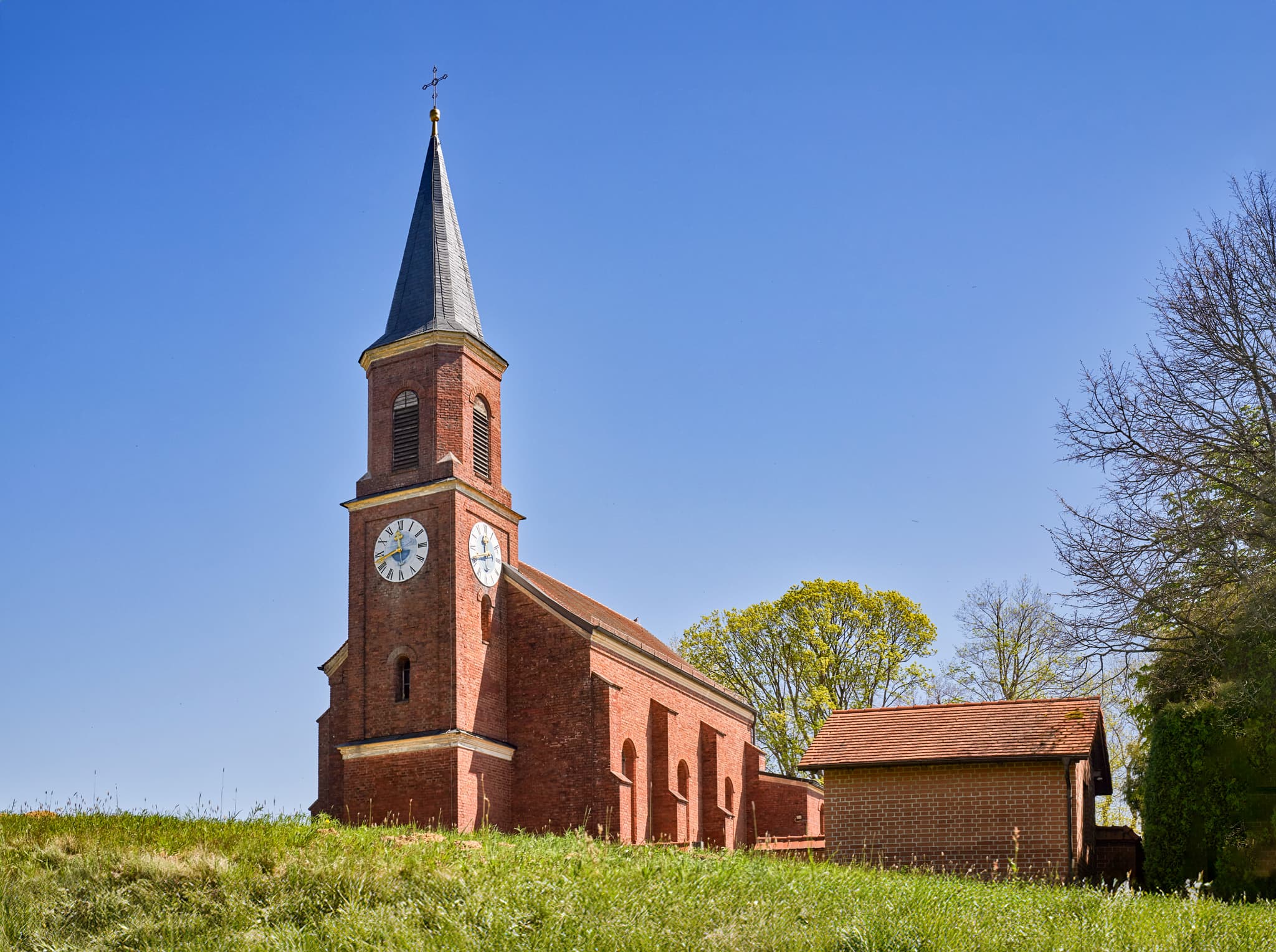 Kirche Außen, Wald bei Winhöring, Altötting, Oberbayern - Kirche auf grasbewachsenem Hügel, aufgenommen in Wald bei Winhöring, Gemeinde Pleiskirchen, Landkreis Altötting, Oberbayern, Region Inn-Salzach, Deutschland.