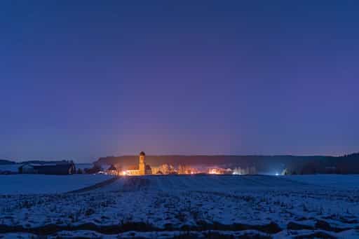 Kirche bei Nacht in Martinskirchen, Rottal-Inn, Niederbayern