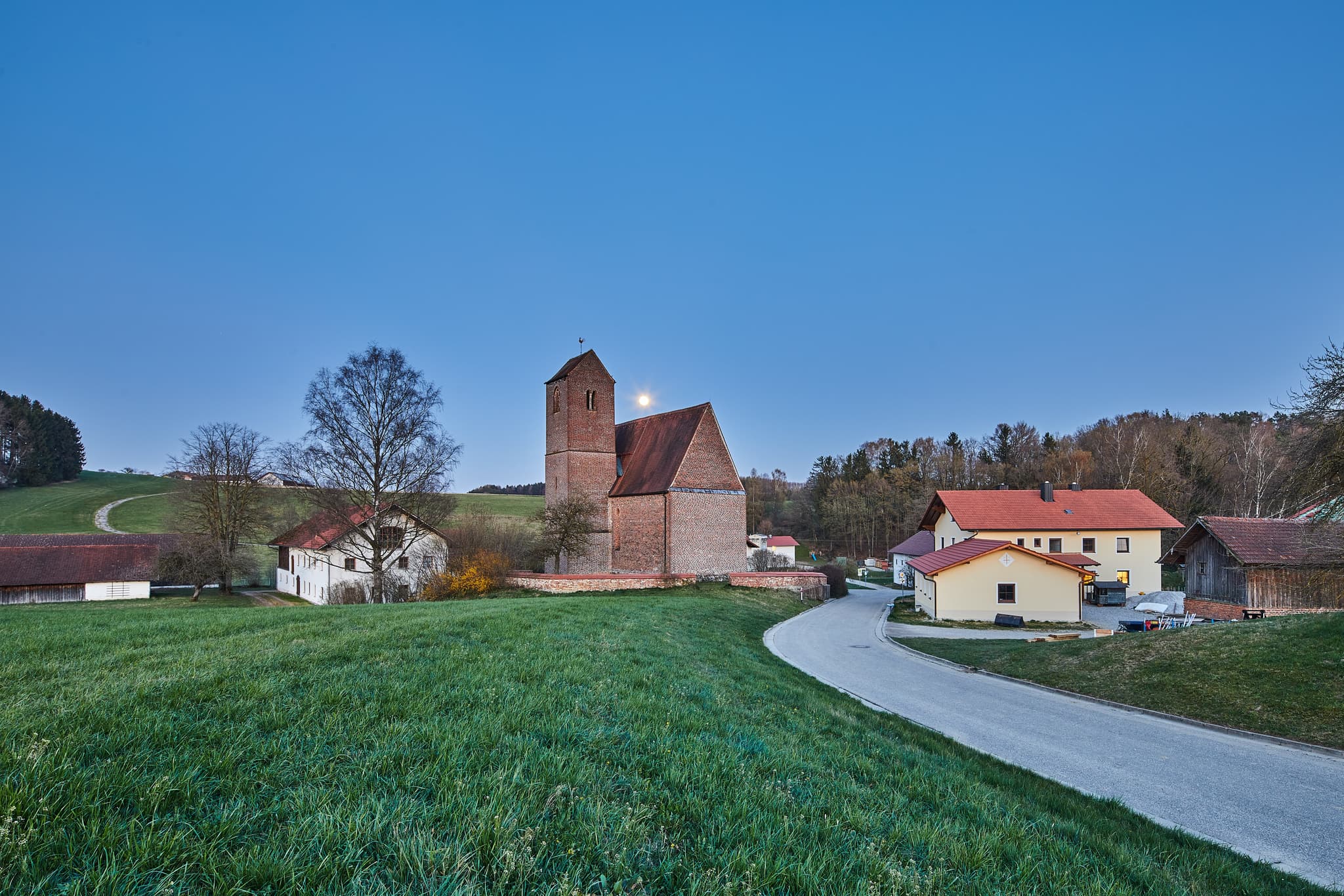 Kirche Gehersdorf, Blaue Stunde, Mondaufgang im Rottal. - Ländliche Kirche in Gehersdorf, Zeilarn, Rottal-Inn, Niederbayern, Deutschland. Blaue Stunde mit Mond über sanften Hügeln und grünen Feldern im Holzland.