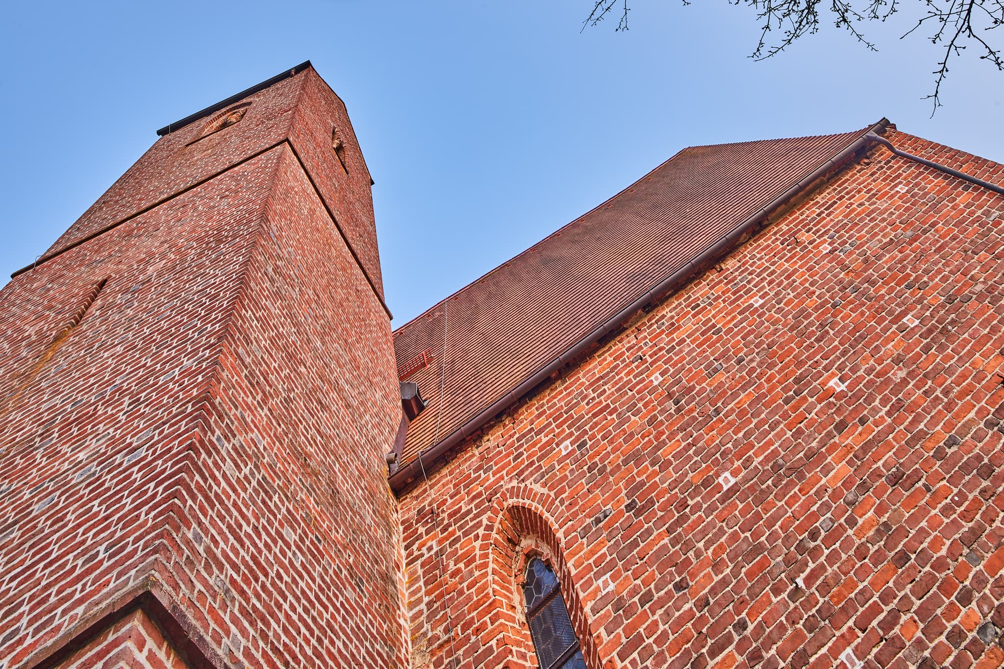 Kirche Gehersdorf, Rottal-Inn, Niederbayern, Holzland - Die Kirche in Gehersdorf, Zeilarn, Landkreis Rottal-Inn, Niederbayern, Deutschland, prägt das Holzland. Backsteinbauwerk mit Turm, typisch für die Region.
