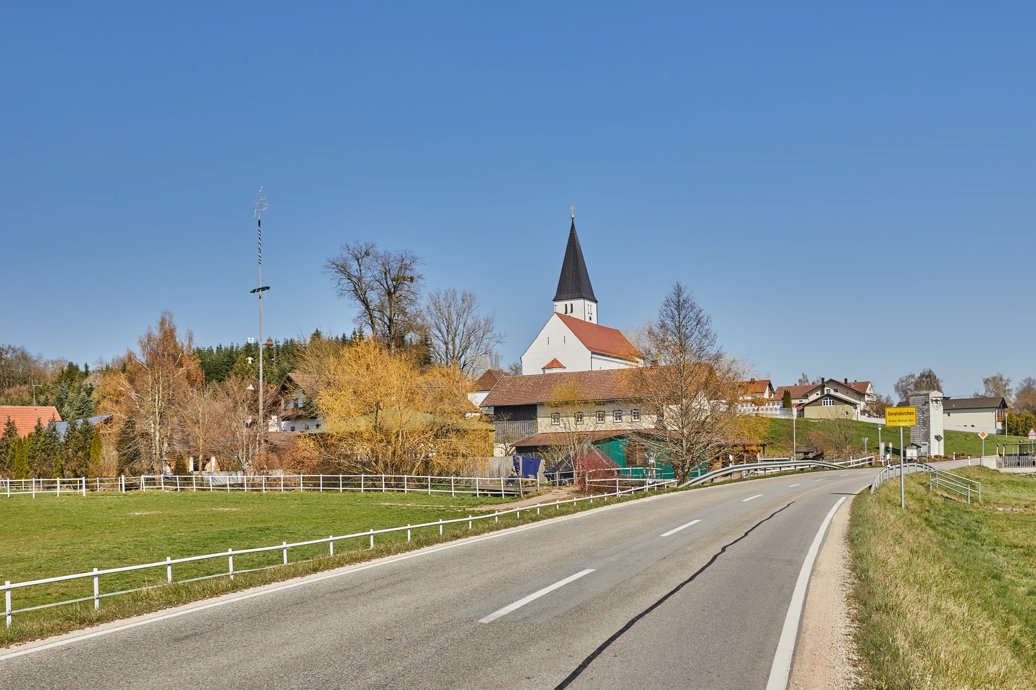 Kirche Geratskirchen, Niederbayern: Inn-Salzach Region - Foto der Kirche in Geratskirchen, Landkreis Rottal-Inn, Niederbayern, Inn-Salzach Region, Deutschland. Schönes Landschaftsbild einer ländlichen Kirche.