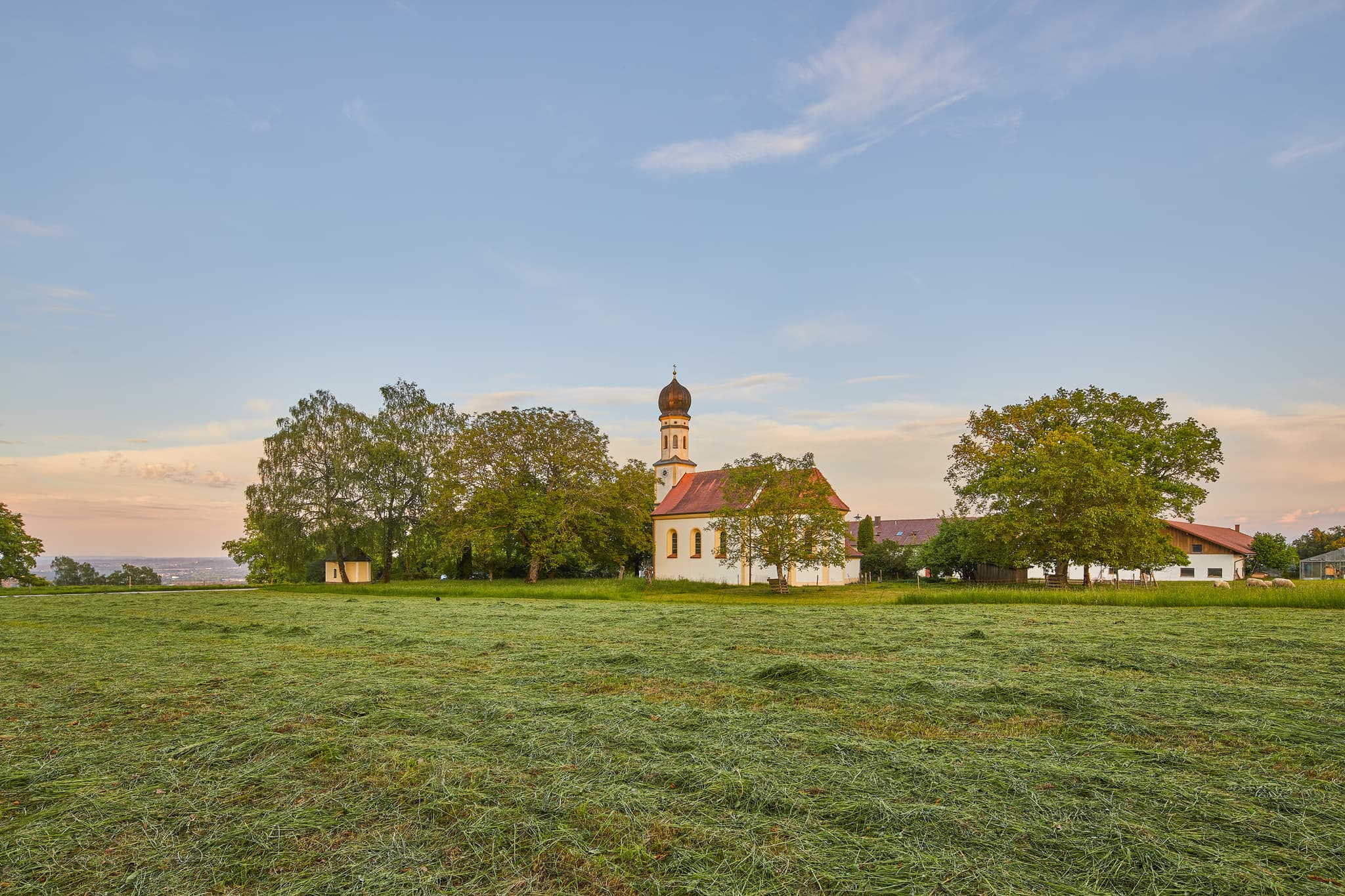 Kirche in Winterberg bei Gars, Mühldorf am Inn, Oberbayern - Bildstock und Kirche mit Baum in Winterberg, Gars am Inn. Ländliche Landschaft im Landkreis Mühldorf am Inn, Oberbayern, Region Inn-Salzach, Deutschland.