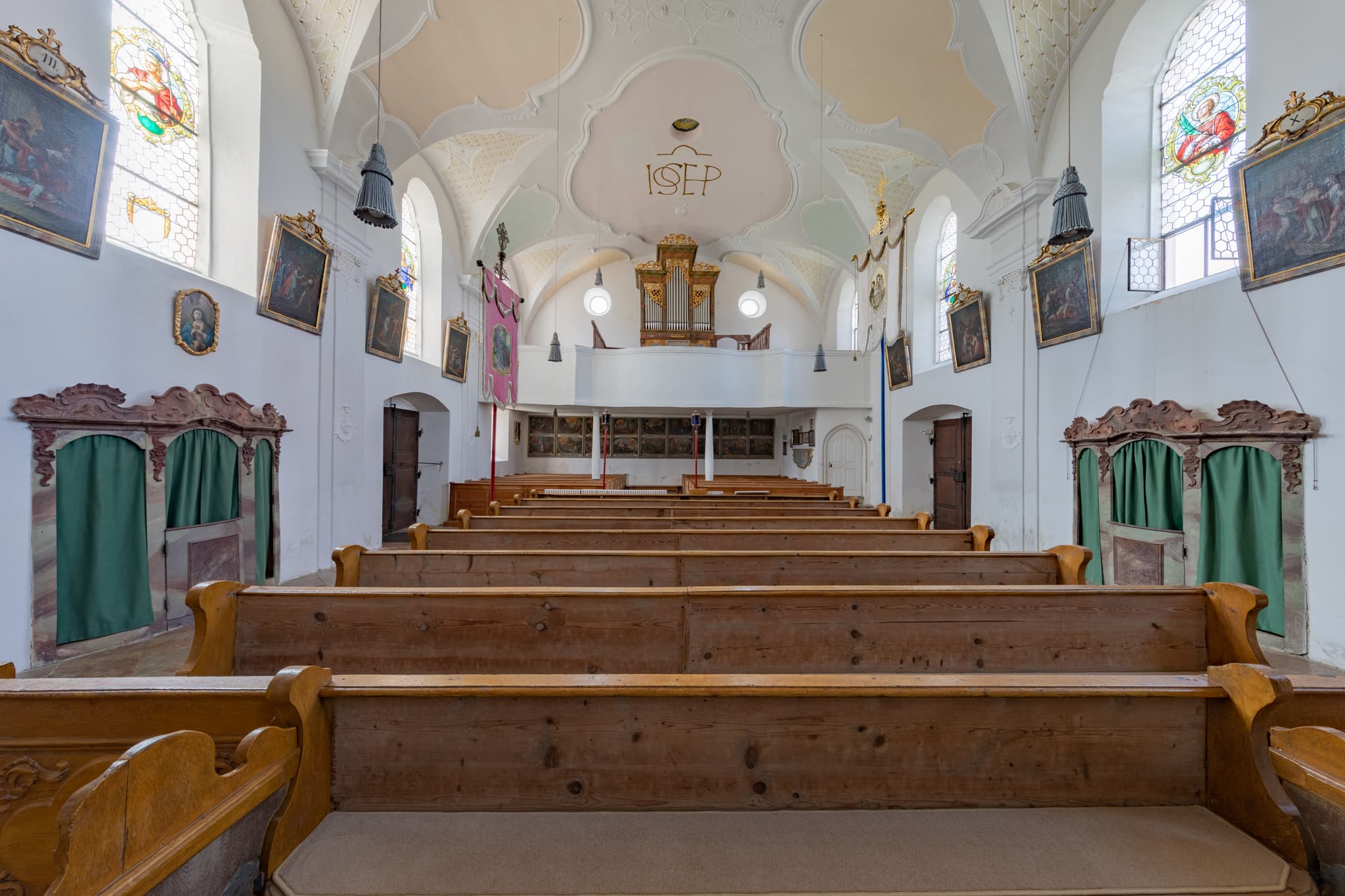 Kirche Innen Schildthurn, PAN, Niederbayern, Holzland - Kirche Innenansicht in Schildthurn, Zeilarn, Rottal-Inn, Niederbayern, Holzland. Gotteshaus Deutschland zeigt Holzbänke, Orgel, bunte Fenster.