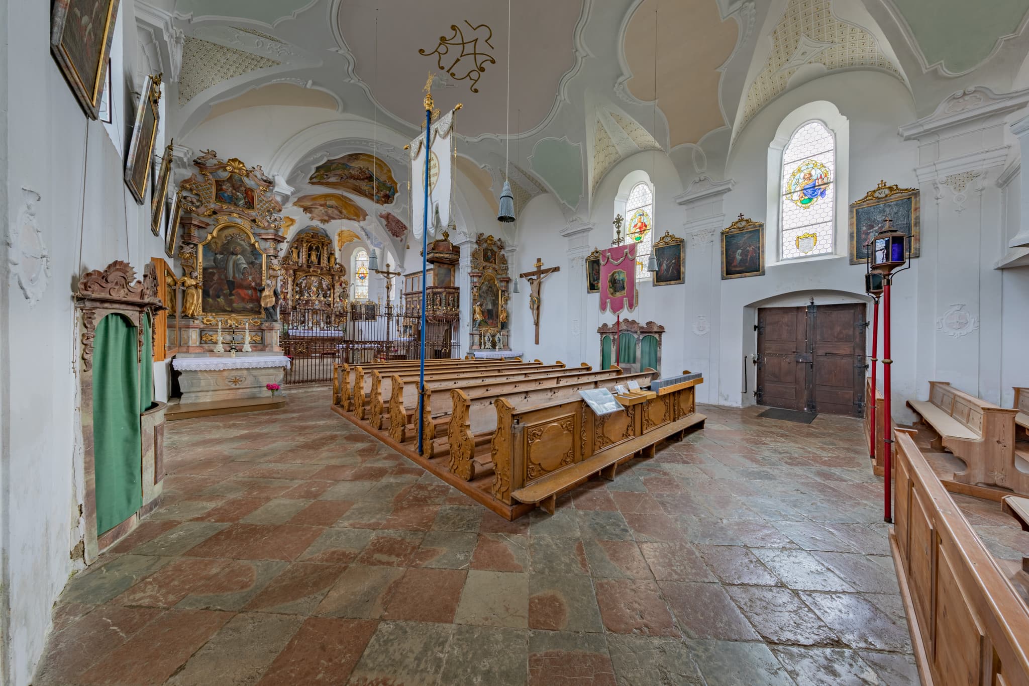 Kirche Innen Schildthurn, Rottal-Inn, Niederbayern, Holzland - Kirche Innen in Schildthurn, Zeilarn, Rottal-Inn, Niederbayern, Holzland, Deutschland. Sakralbau mit Altar, Bänke, Decken, Fenster, Kunstwerke, Fliesenboden.
