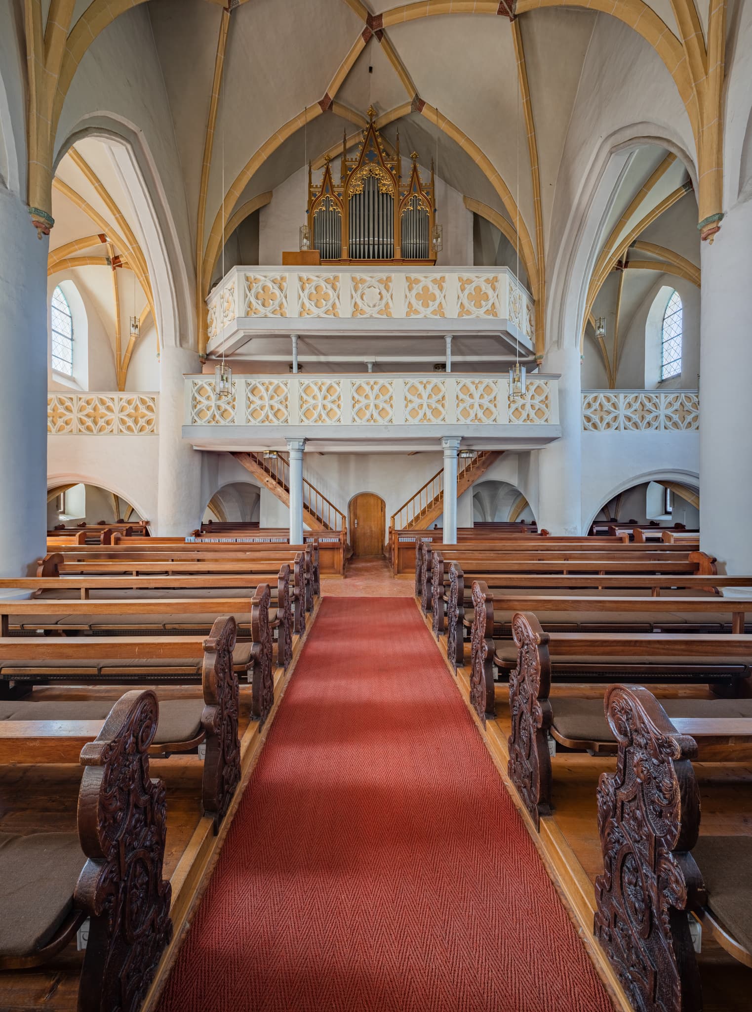 Kirche Innen, Unterdietfurt, Rottal-Inn, Niederbayern - Innenansicht der Kirche in Unterdietfurt, Landkreis Rottal-Inn, Niederbayern, Deutschland. Das Bild zeigt den Mittelgang mit Holzbänken und die Orgel.