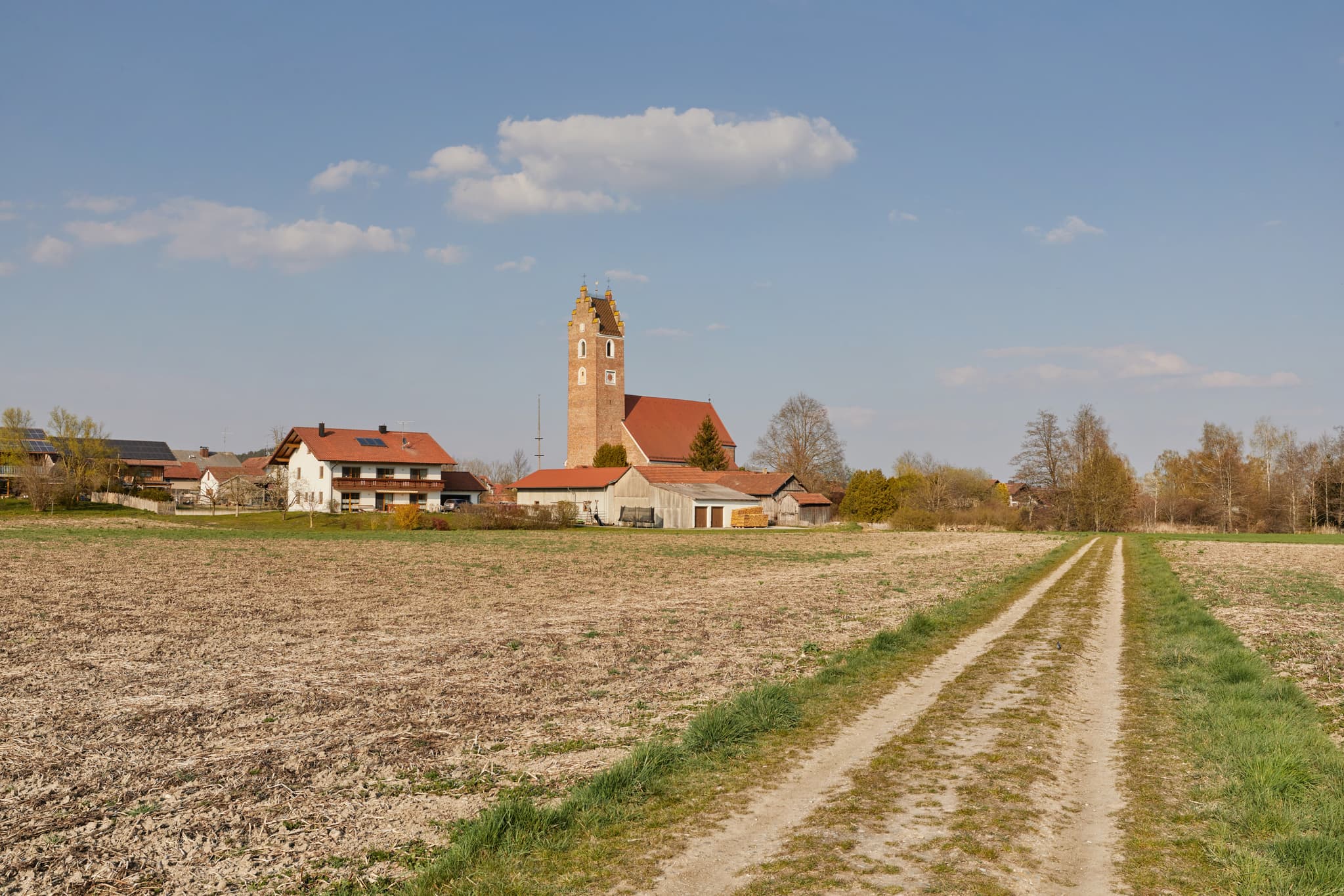 Kirche Landschaft, Oberdietfurt, Rottal-Inn - Landschaftsaufnahme mit Kirche in Oberdietfurt, Gemeinde Massing, Landkreis Rottal-Inn, Niederbayern, Region Holzland, Deutschland.