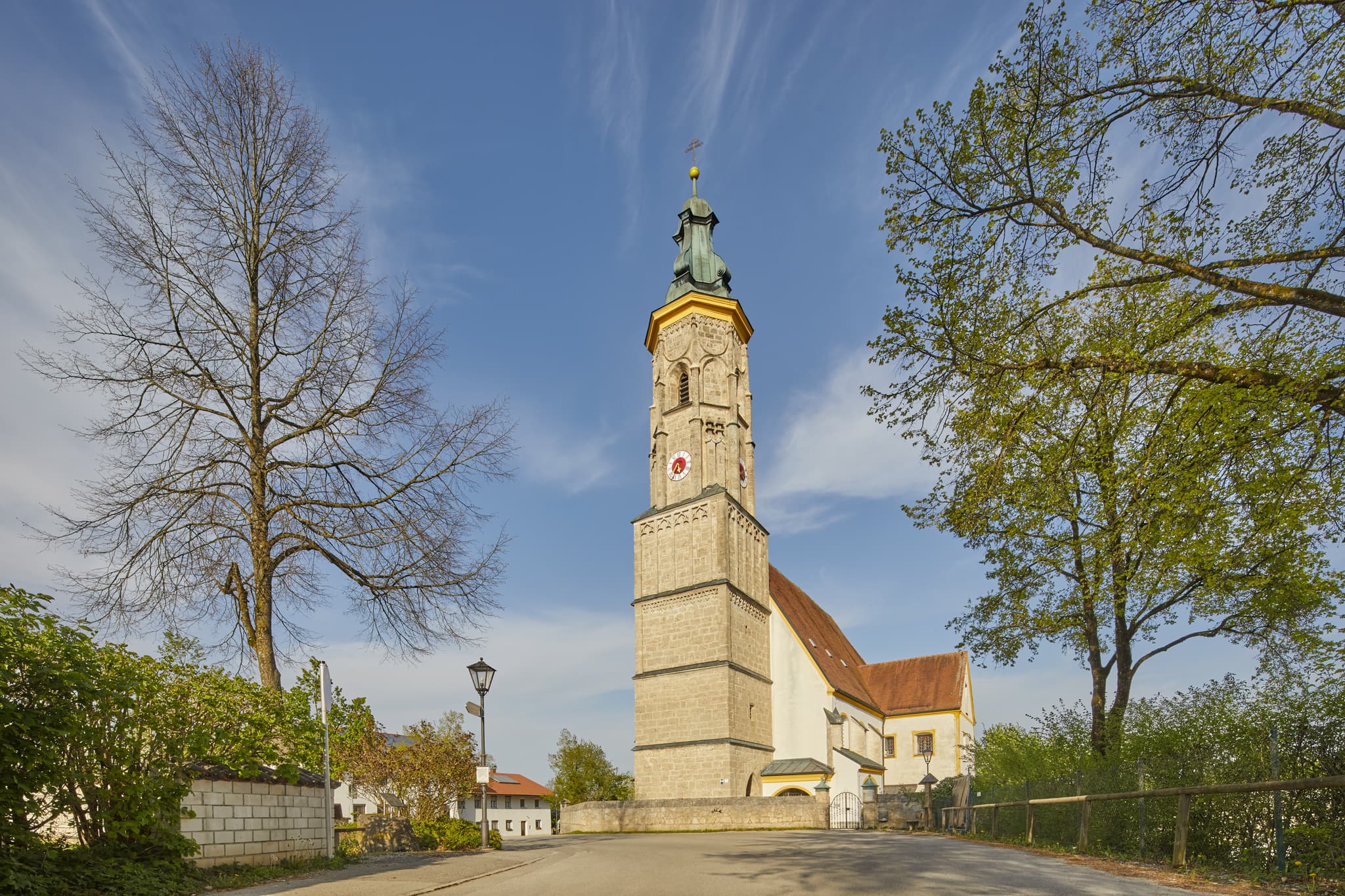 Kirche Margarethenberg, Hirten, Oberbayern, Inn-Salzach - Kirche Margarethenberg Außen, Hirten, Burgkirchen, Altötting, Oberbayern, Deutschland. Historisches Gotteshaus mit Turm. Idyllisch in Inn-Salzach gelegen.