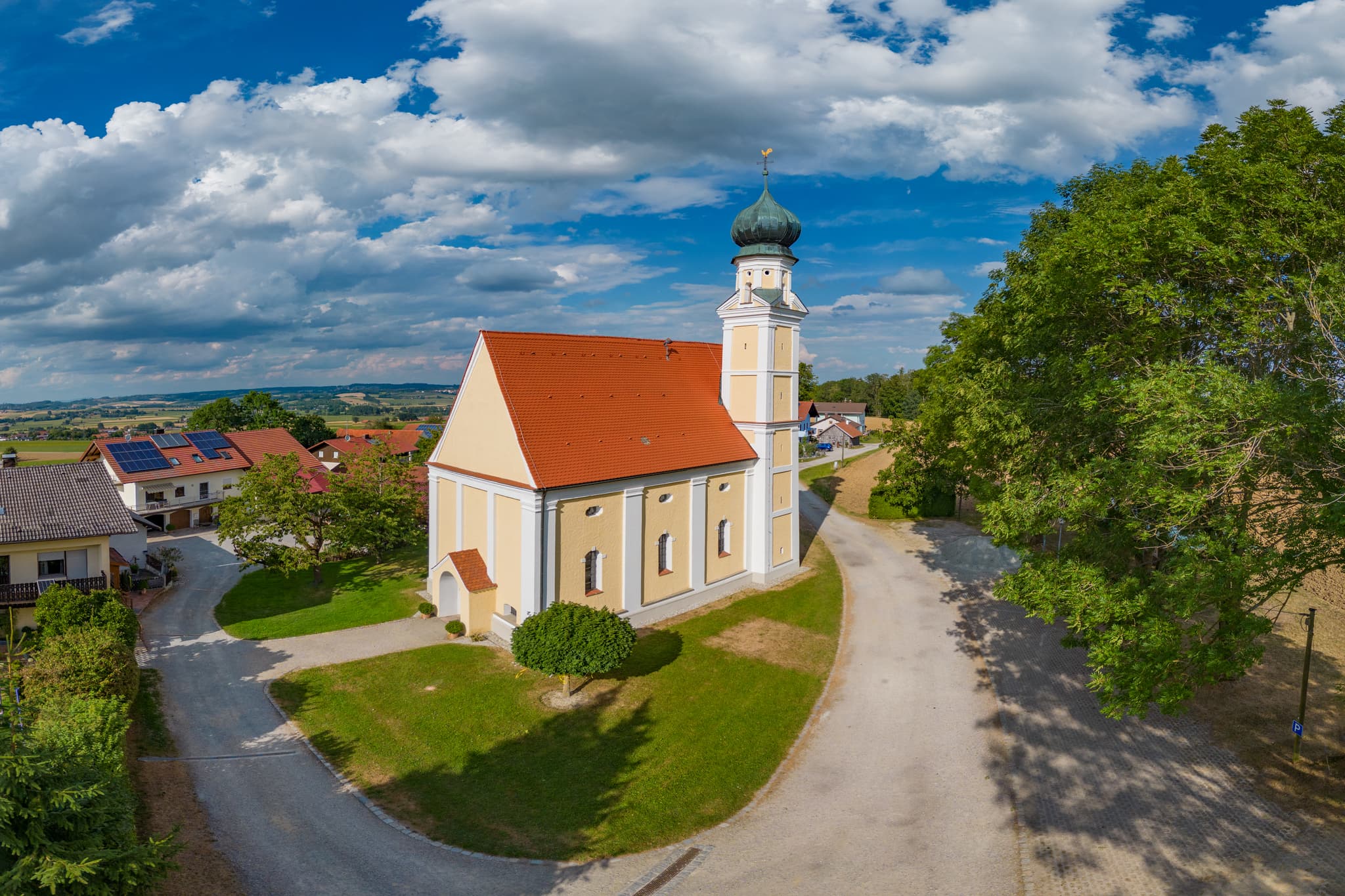 Kirche Maria Heimsuchung, Langwinkl, Rottal-Inn - Kirche Maria Heimsuchung in Langwinkl, Gemeinde Bayerbach, Landkreis Rottal-Inn, Niederbayern, Holzland, Bäderdrieck. Kirche mit angrenzendem Vorplatz.