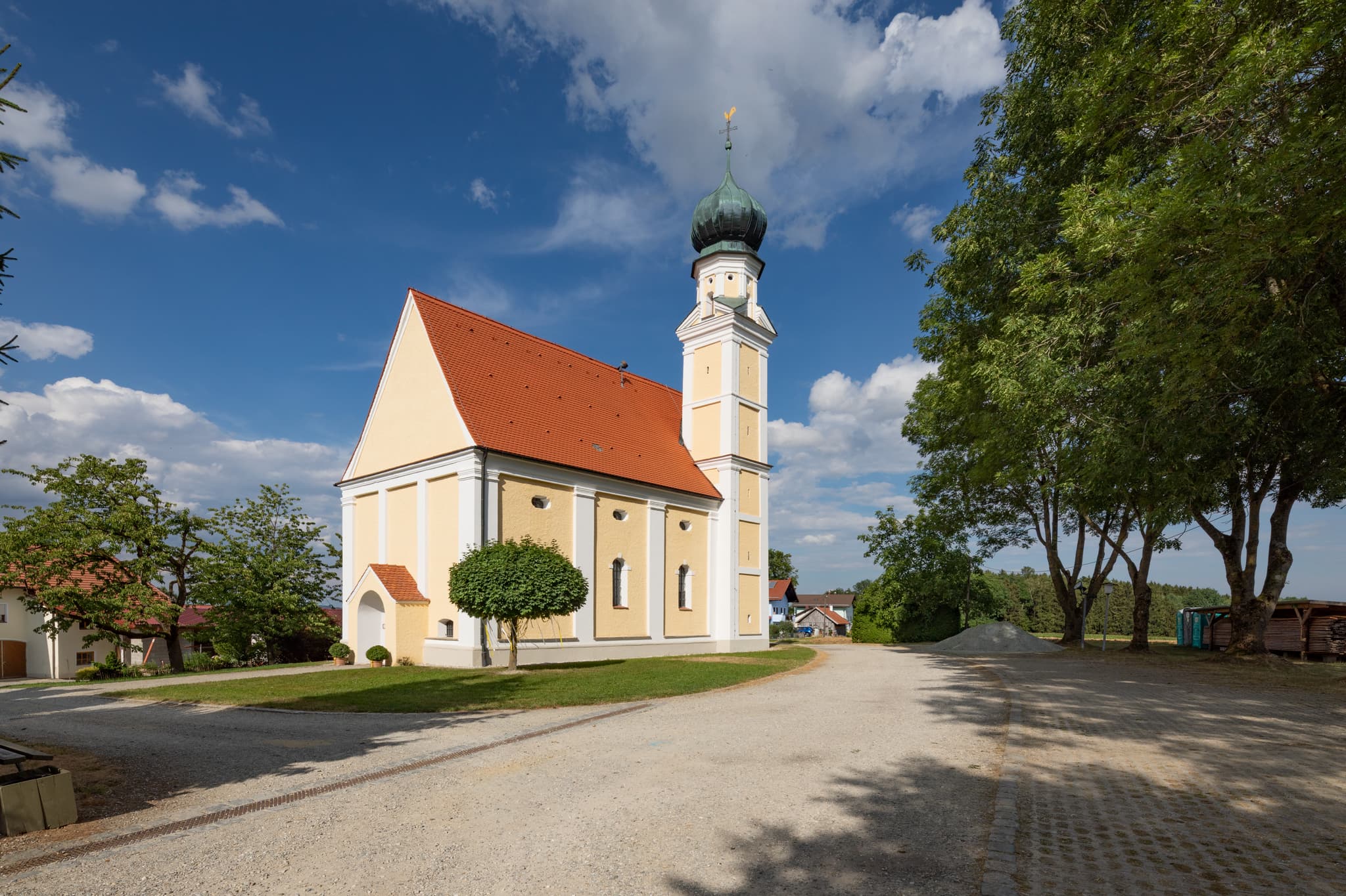 Kirche Maria Heimsuchung, Langwinkl, Rottal-Inn - Kirche Maria Heimsuchung in Langwinkl, Gemeinde Bayerbach, Landkreis Rottal-Inn, Niederbayern, Holzland, Bäderdrieck. Kirche mit angrenzendem Vorplatz.