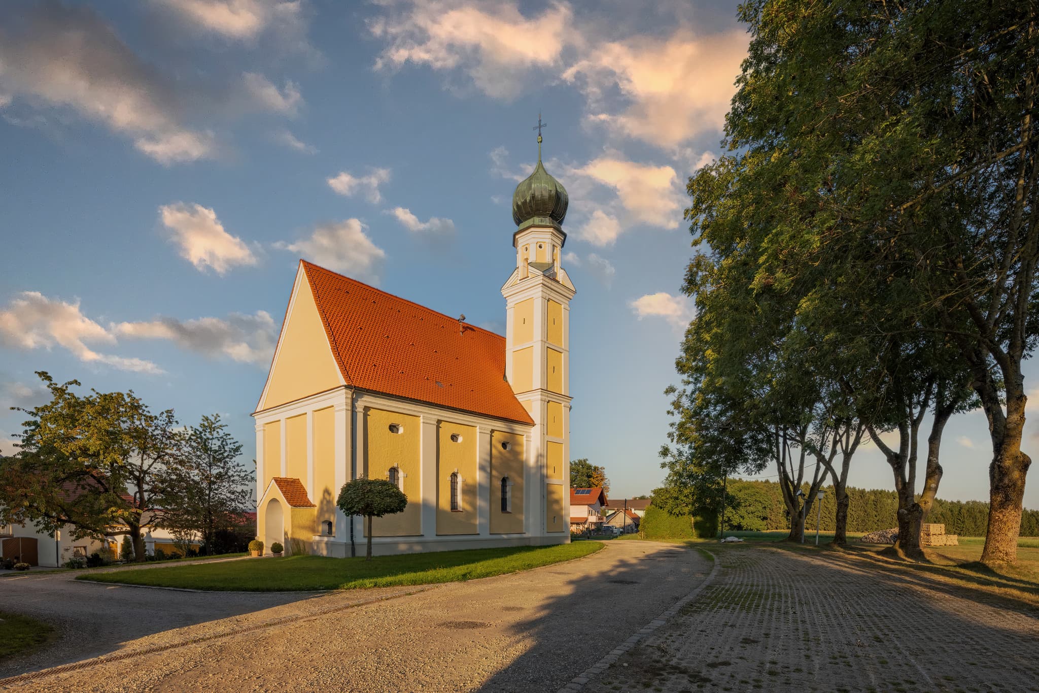 Kirche Maria Heimsuchung, Langwinkl, Rottal-Inn - Kirche Maria Heimsuchung in Langwinkl, Gemeinde Bayerbach, Landkreis Rottal-Inn, Niederbayern, Holzland, Bäderdrieck. Kirche mit angrenzendem Vorplatz.