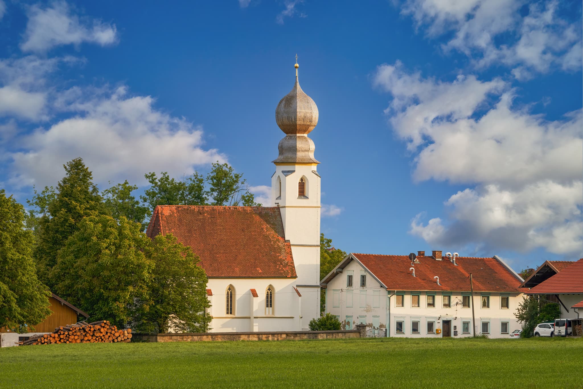 Kirche Maria Unbefleckte Empfängnis, Neukirchen a.d. Alz - Die Filialkirche Maria Unbefleckte Empfängnis in Neukirchen an der Alz, Landkreis Altötting, Oberbayern, in der Region Inn-Salzach, Deutschland.